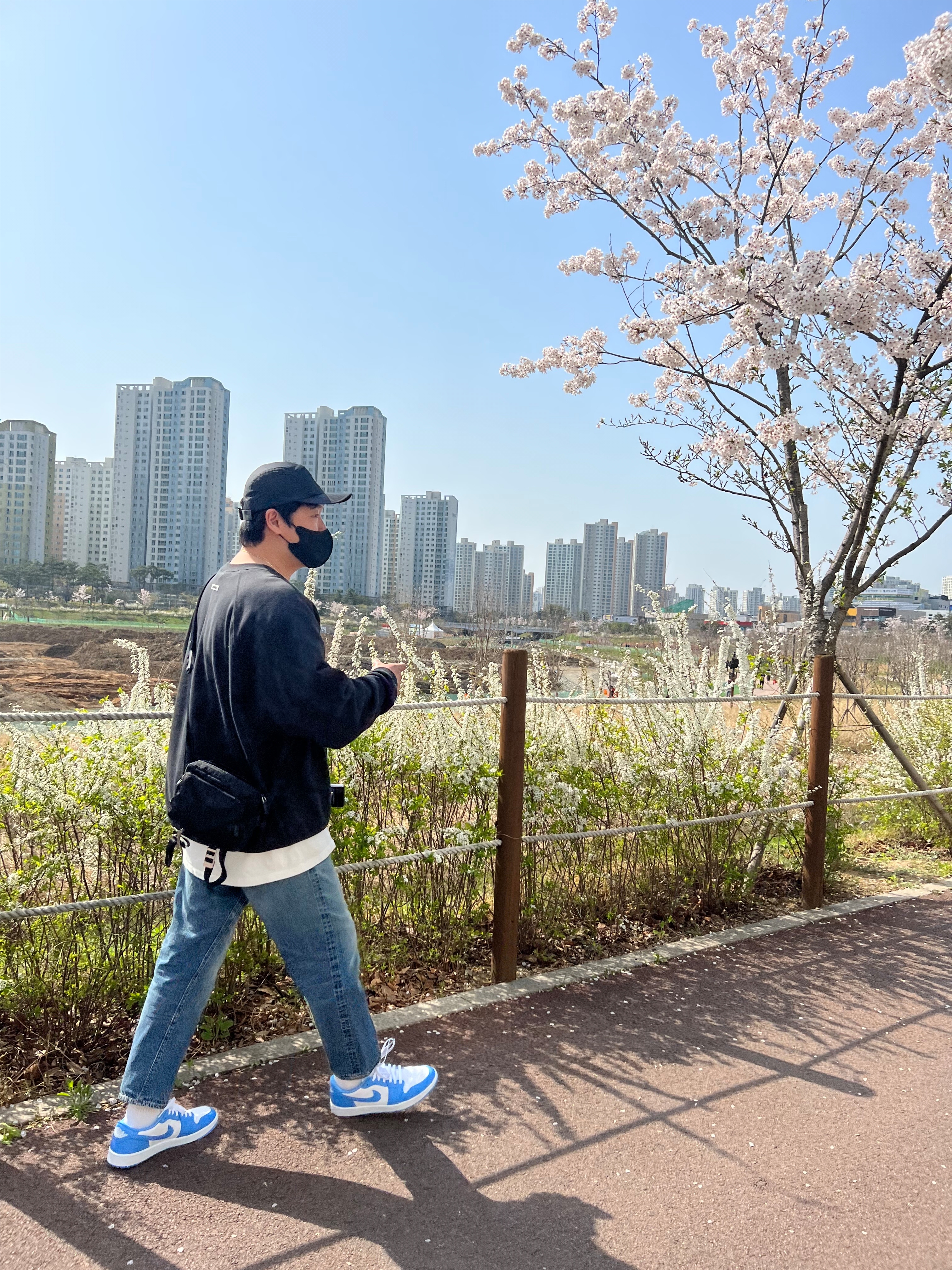 Jordan 1 Low Golf White and University Blue, Essentials 3D Silicon Applique Crewneck Dark Slate/Black 2020 착용 스타일 - 1