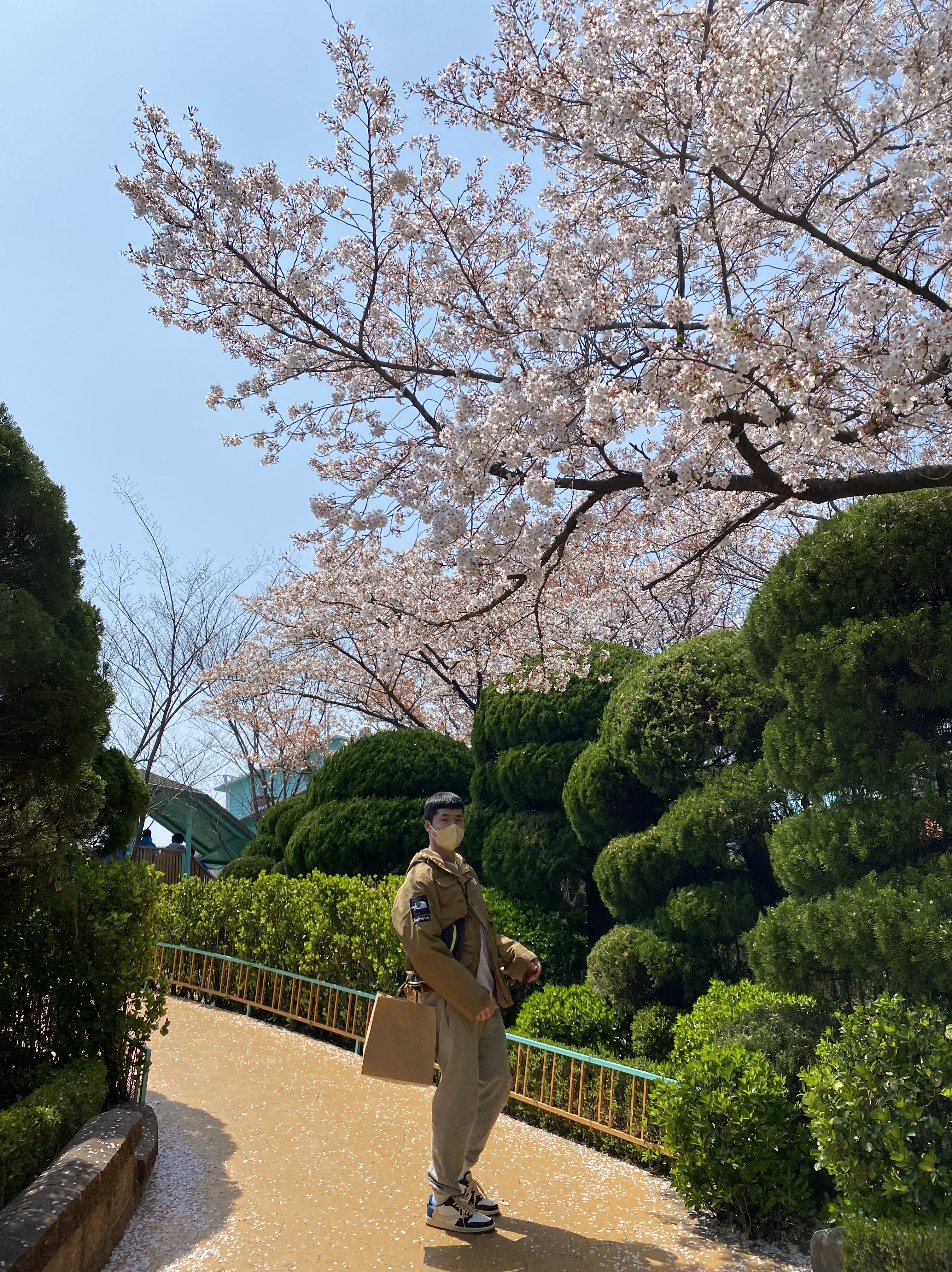 Supreme x The North Face Cargo Jacket Gold - 20SS, Jordan 1 x Travis Scott x Fragment Retro Low OG SP Military Blue 착용 스타일 - 2