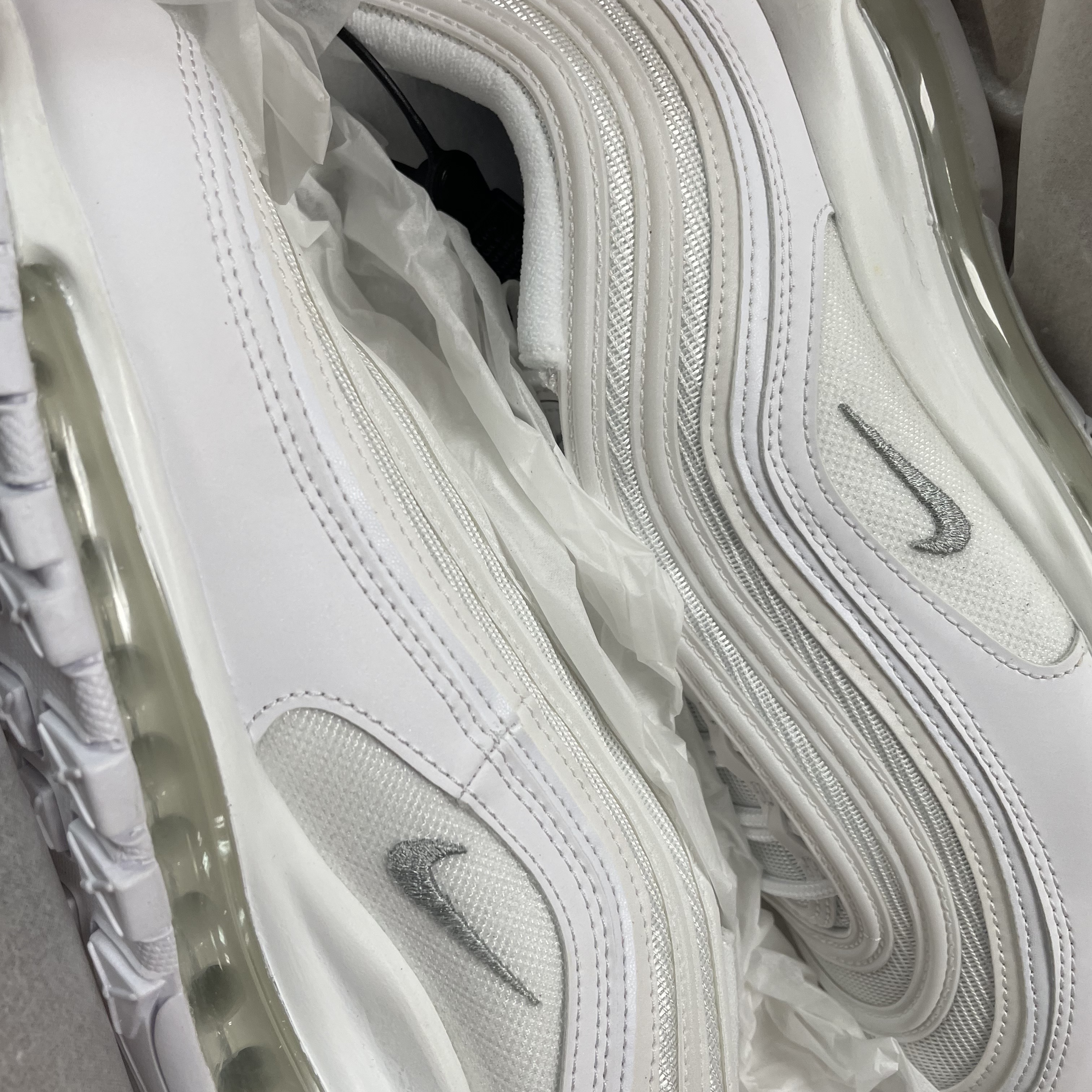 Nike Air Max 97 Triple White Wolf Grey 착용 스타일 - 2