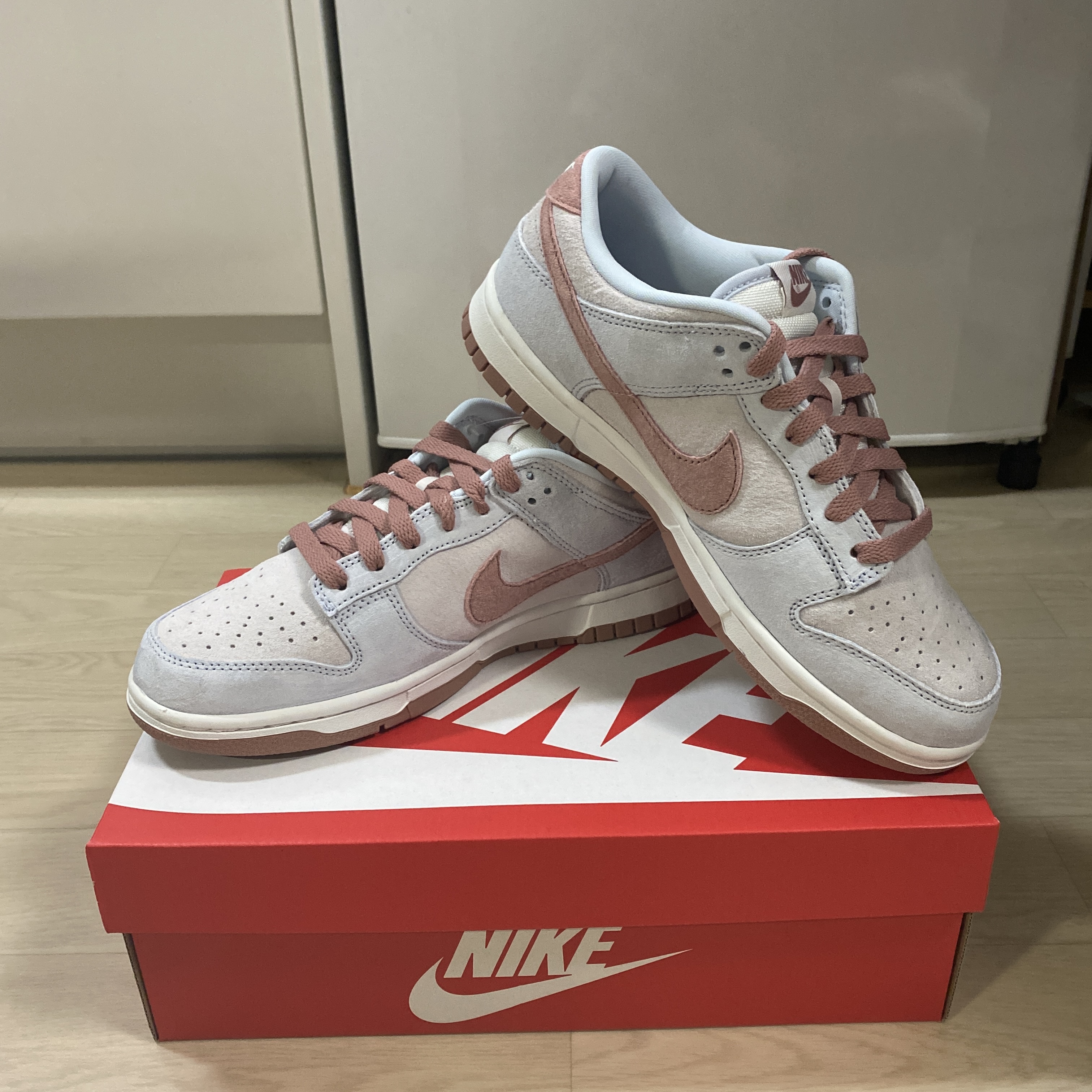Nike Dunk Low Retro PRM Fossil Rose 착용 스타일 - 2