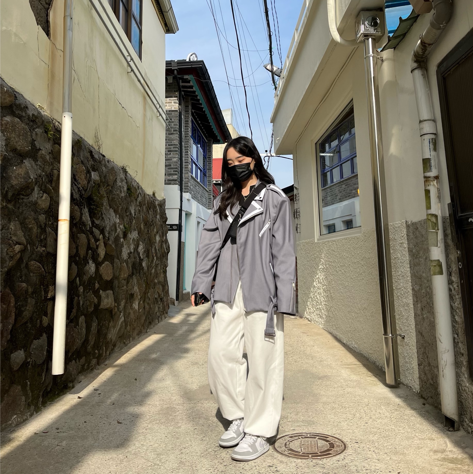 (W) Jordan 1 Mid Wolf Grey, Prada Re-Edition 2005 Re-Nylon Shoulder Bag Black 착용 스타일