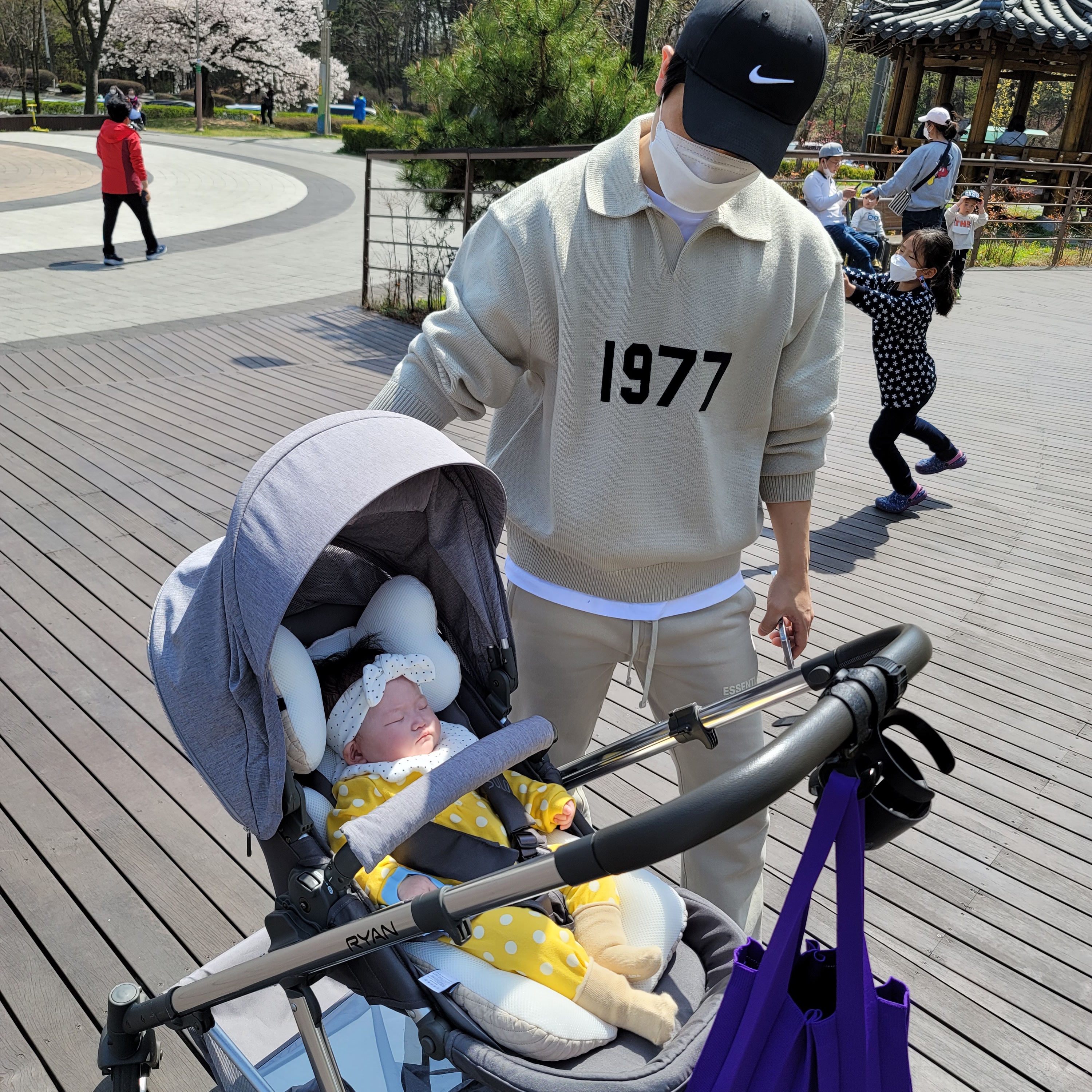 Essentials 1977 Knit Long Sleeve Polo Wheat - 22SS, Essentials Relaxed Sweatpants Wheat - 22SS 착용 스타일
