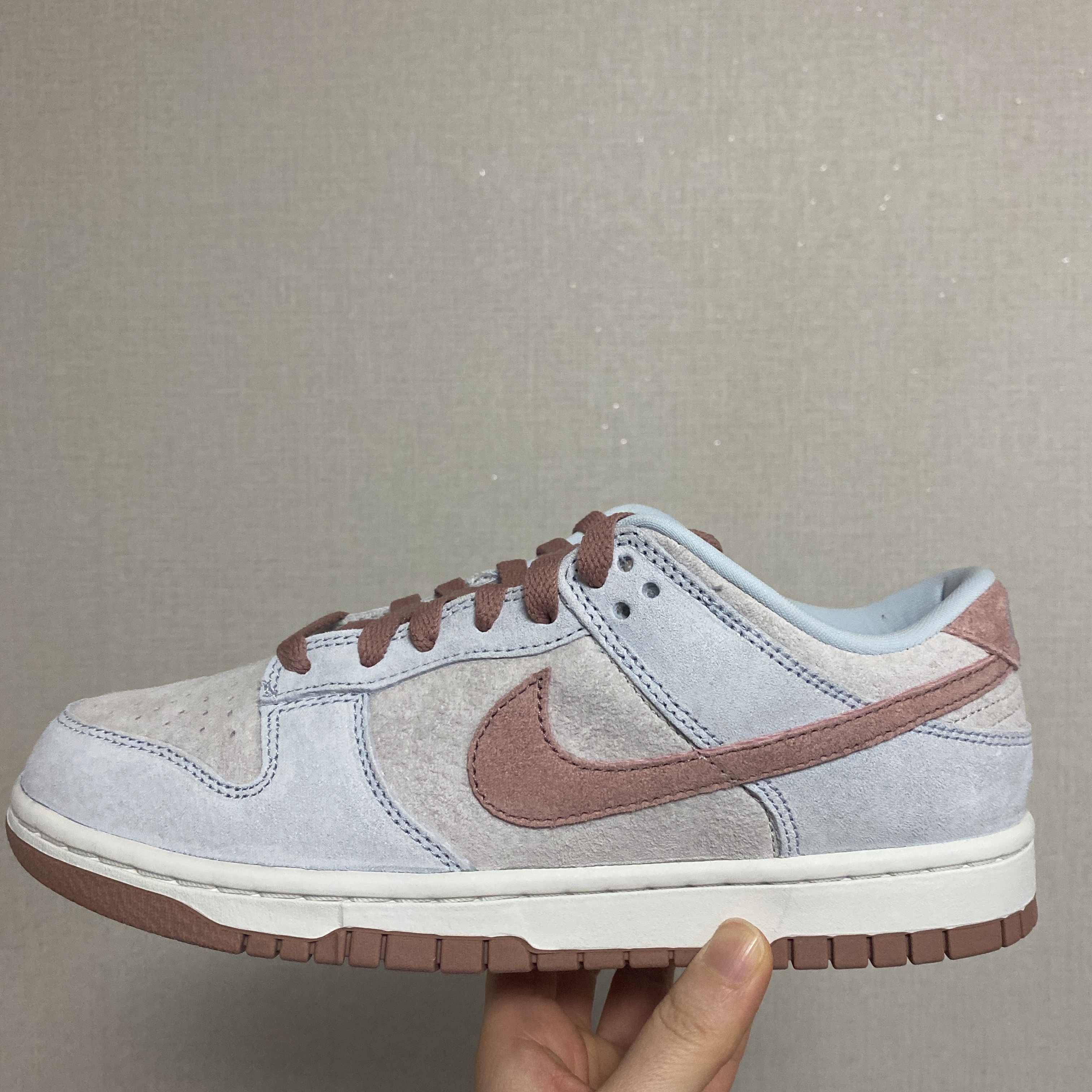 Nike Dunk Low Retro PRM Fossil Rose 착용 스타일 - 5