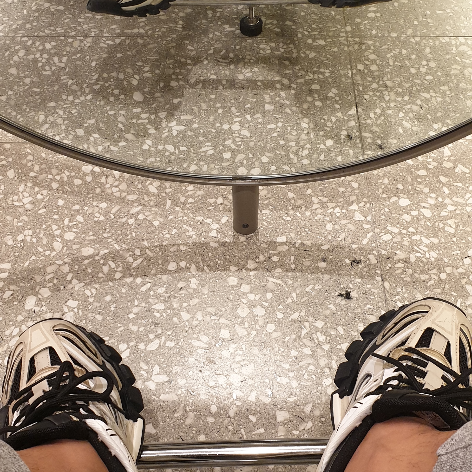 Balenciaga Runner Sneakers Black White 착용 스타일 - 1