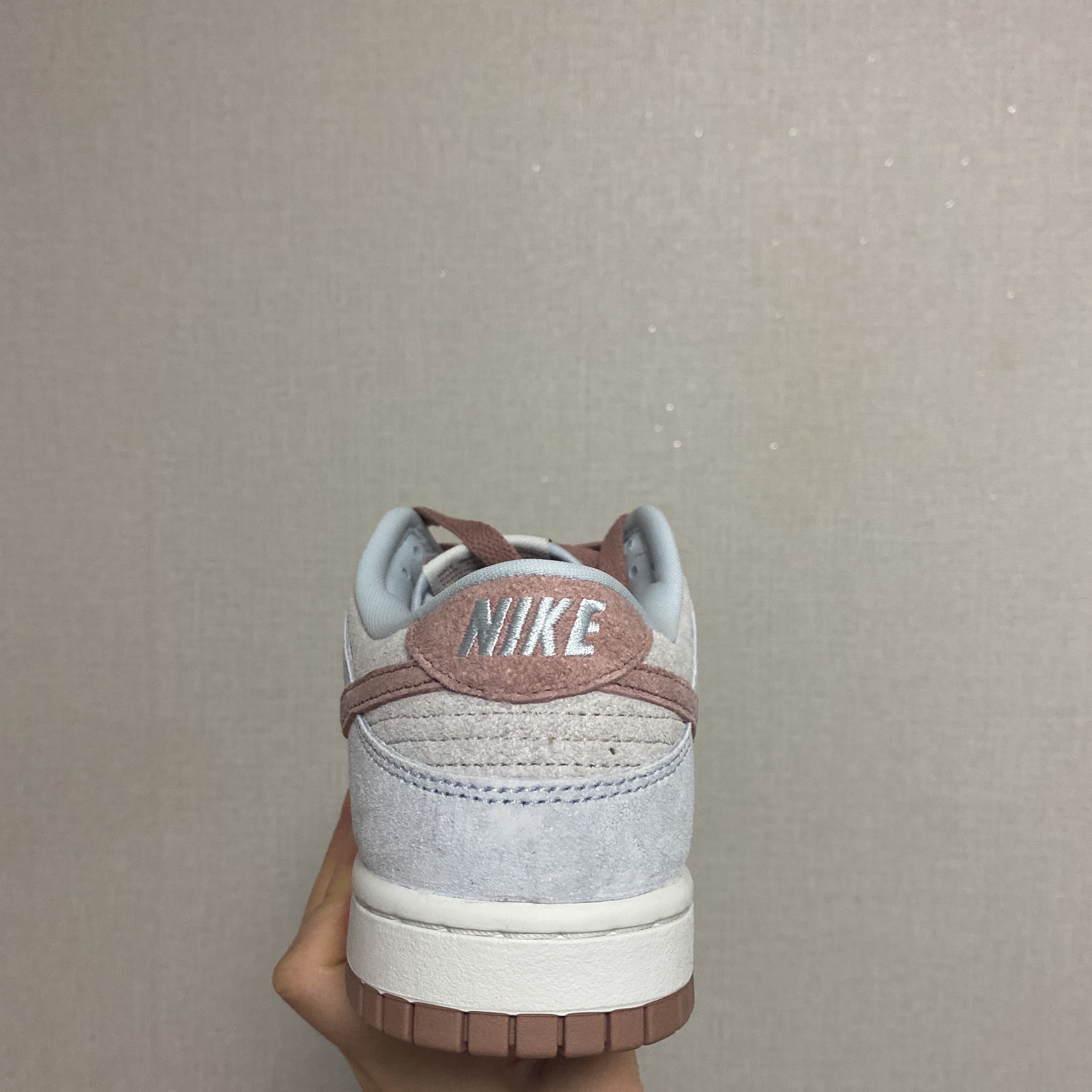 Nike Dunk Low Retro PRM Fossil Rose 착용 스타일 - 4