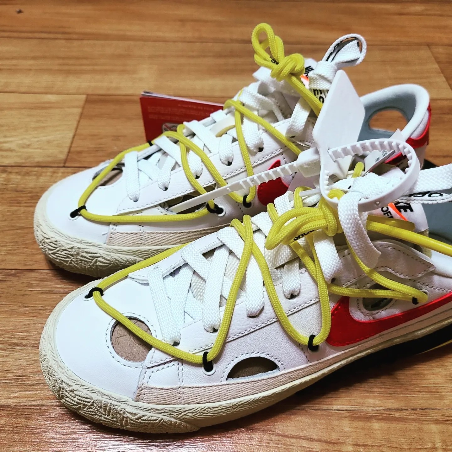 Nike x Off-White Blazer Low '77 White and University Red 착용 스타일