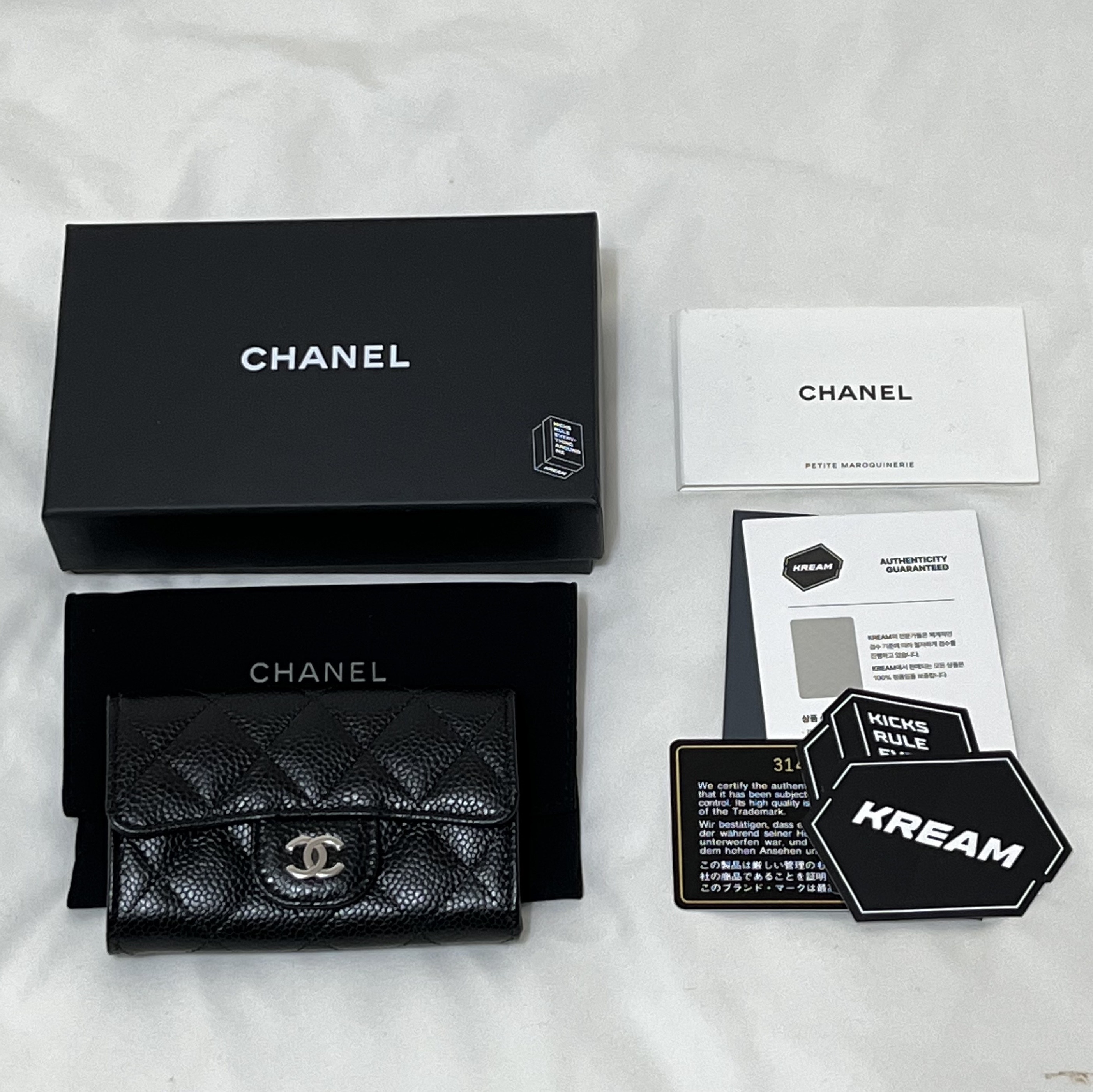Chanel Classic Card Holder Grained Calfskin & Silver Black 착용 스타일