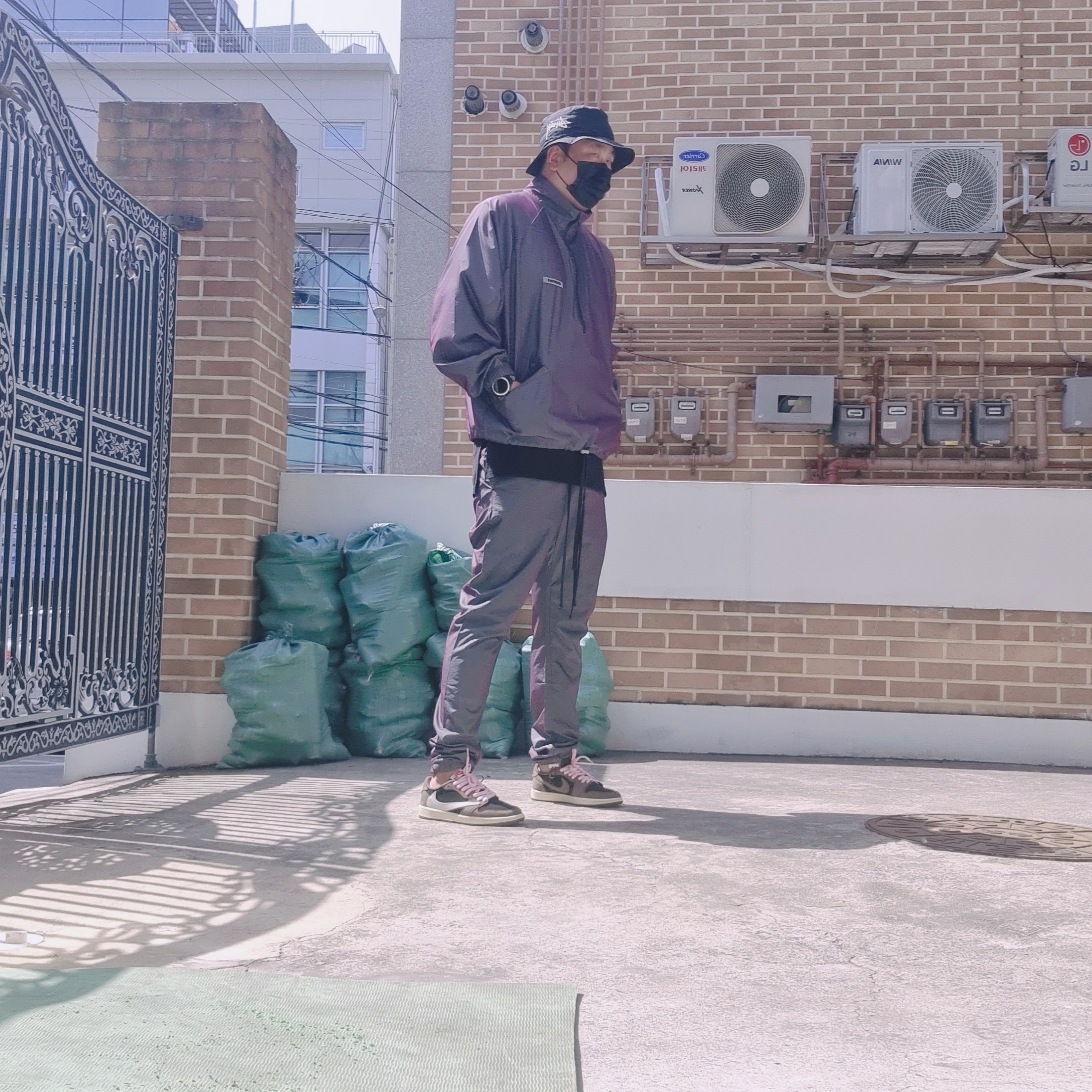 Essentials Track Jacket Iridescent - 20SS, Essentials Track Pants Iridescent - 20SS 착용 스타일