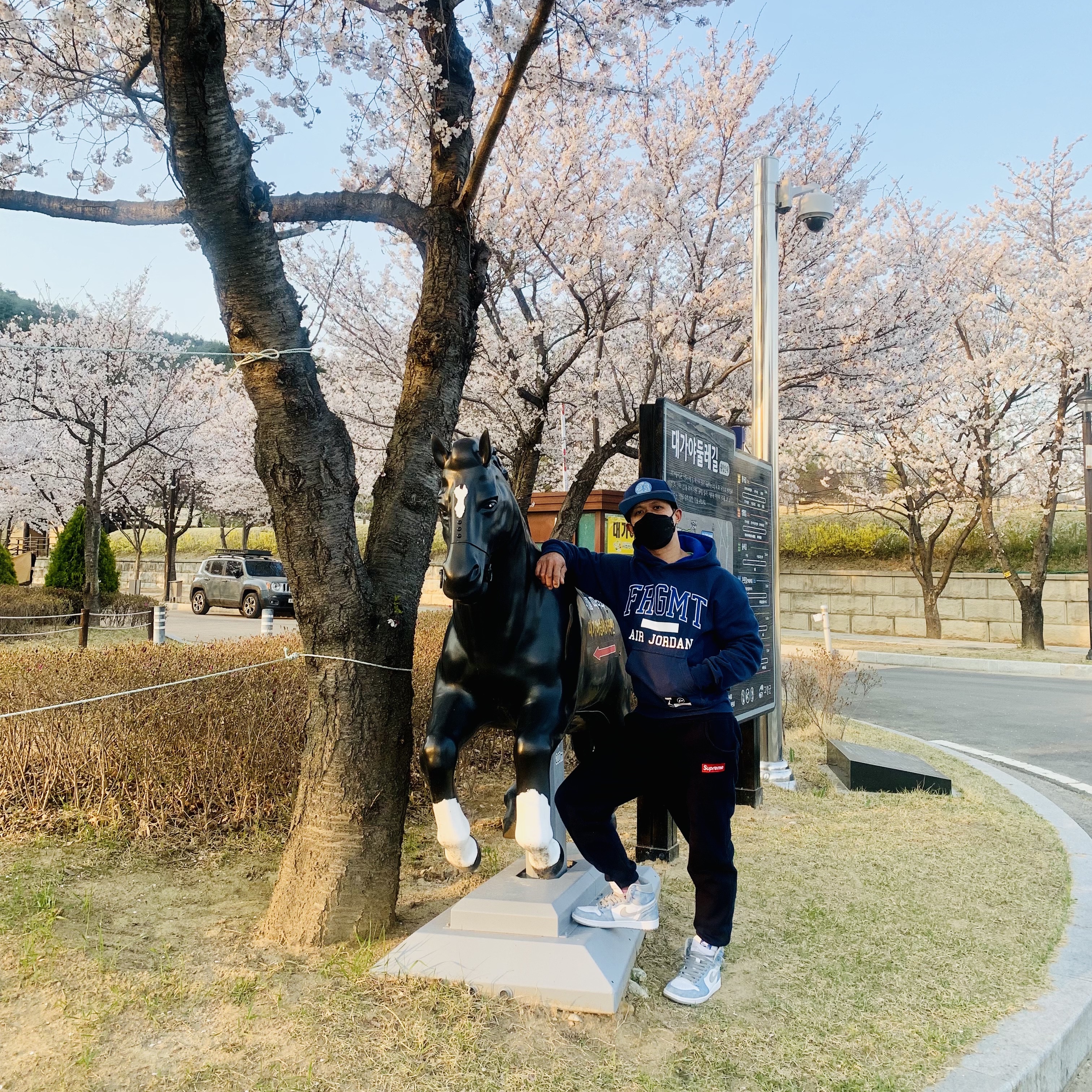 Jordan 1 Retro High OG Hyper Royal, Jordan x Fragment Pullover Hoodie Navy - Asia 착용 스타일 - 5
