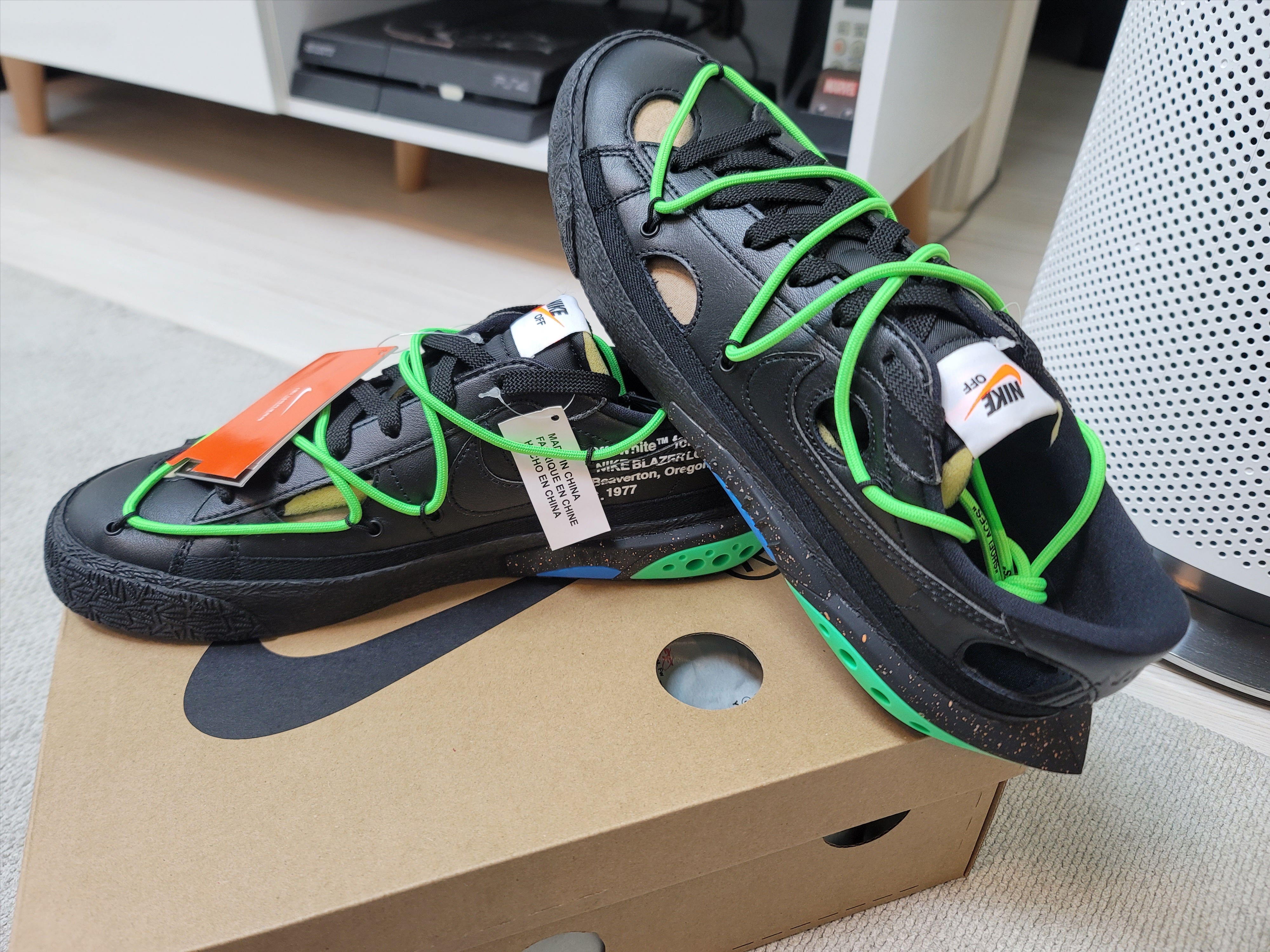 Nike x Off-White Blazer Low '77 Black and Electro Green 착용 스타일 - 3