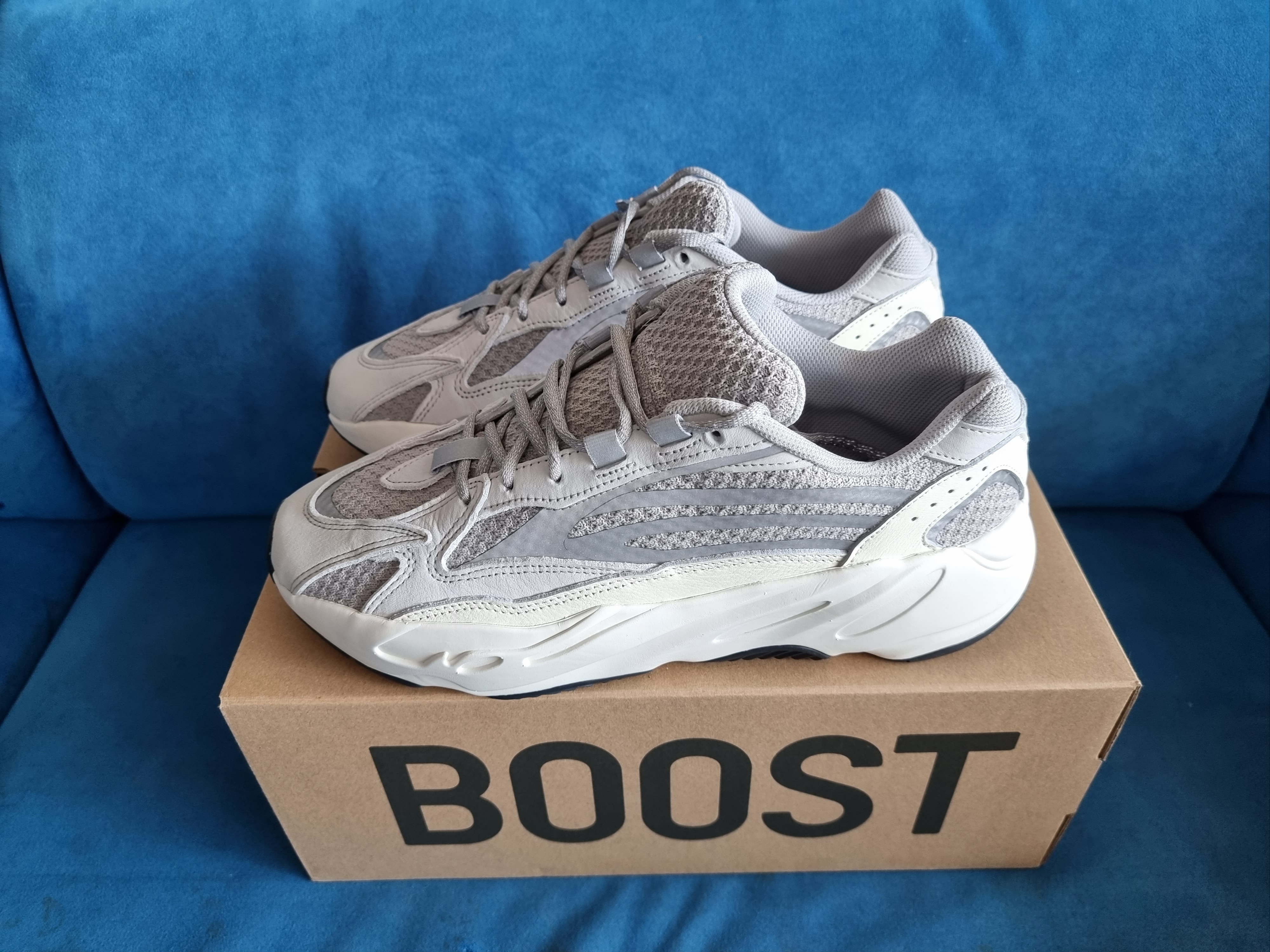Adidas Yeezy Boost 700 V2 Static 2022 착용 스타일 - 1