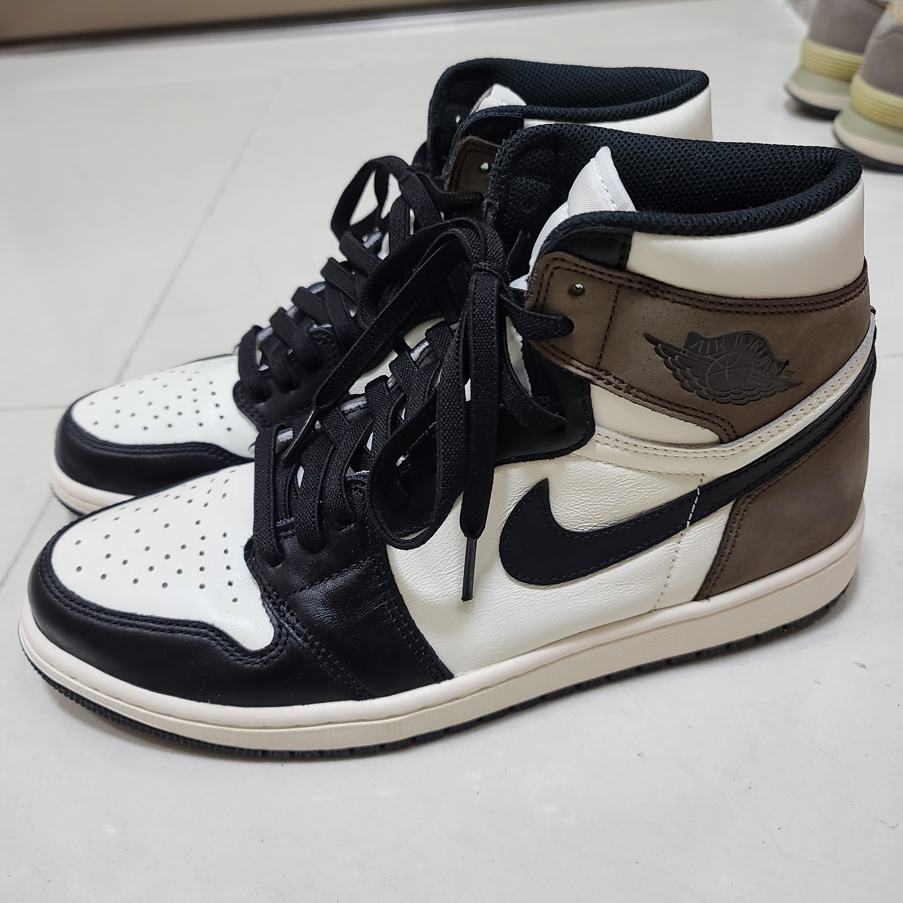 Jordan 1 Retro High OG Black Mocha 착용 스타일