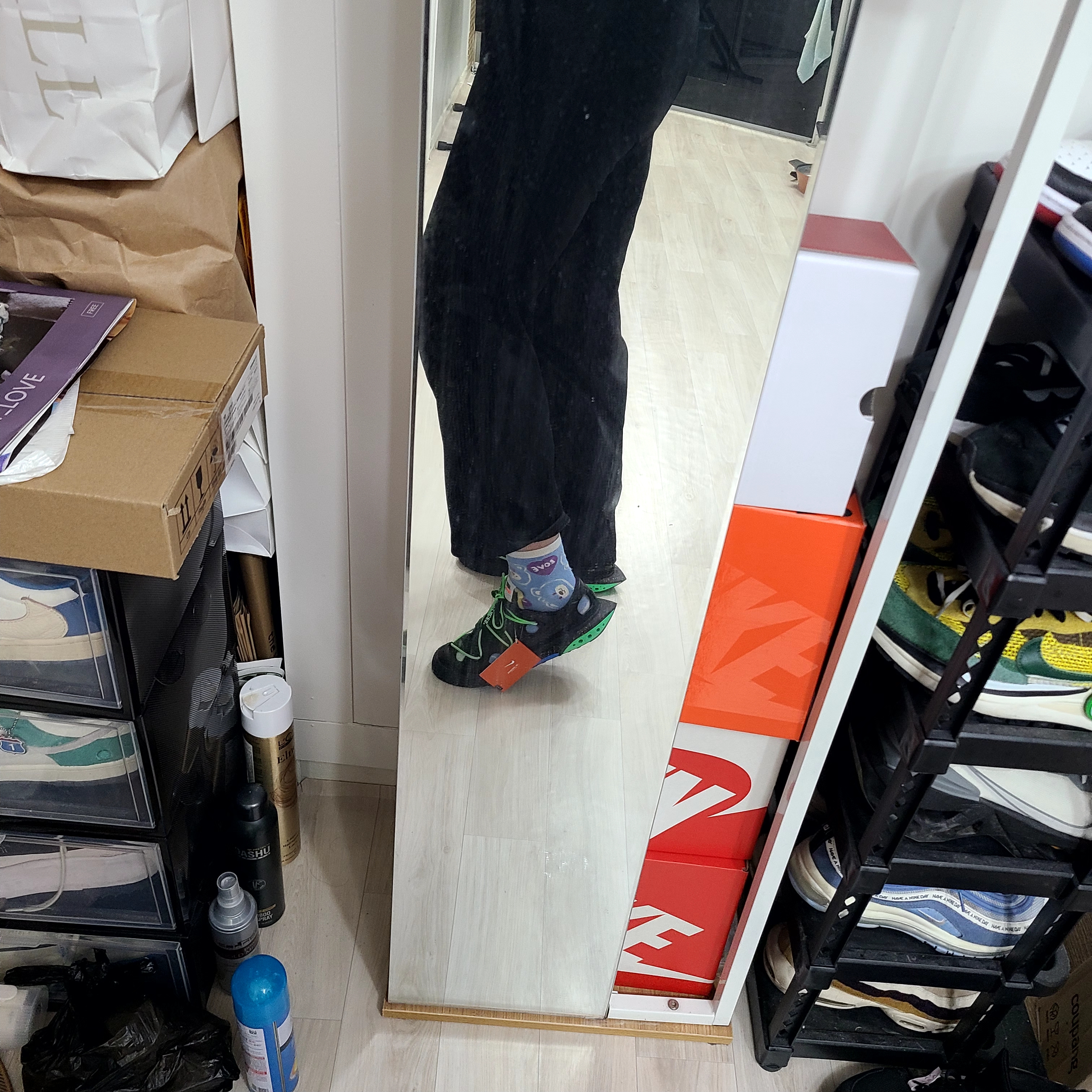 Nike x Off-White Blazer Low '77 Black and Electro Green, Jordan 1 x Travis Scott x Fragment Retro Low OG SP Military Blue 착용 스타일 - 1