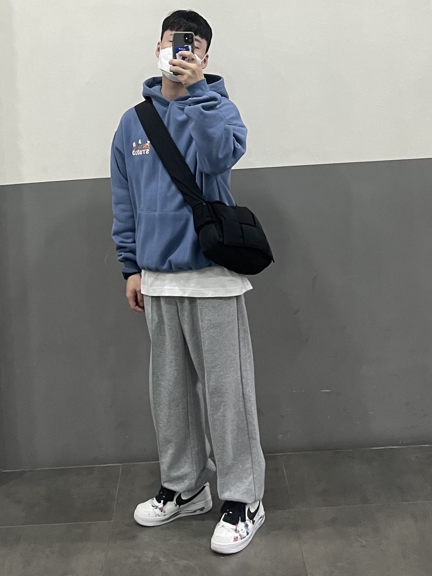 IAB Studio x Tastehouse Hoodie & Keyring Ash Blue, Bottega Veneta Padded Tech Cassette Black 착용 스타일