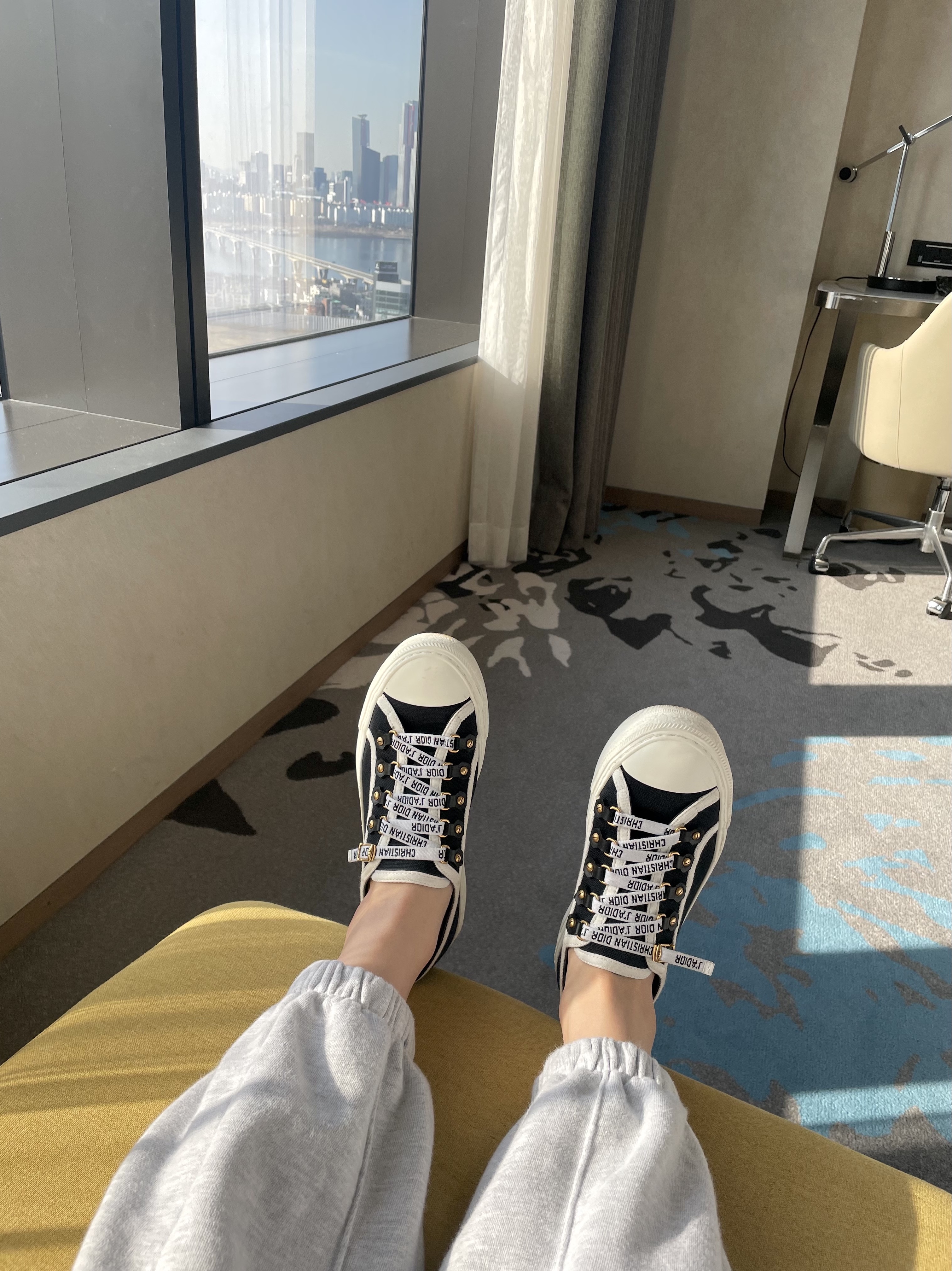 (W) Dior Walk'N'Dior Sneakers Canvas Black 착용 스타일