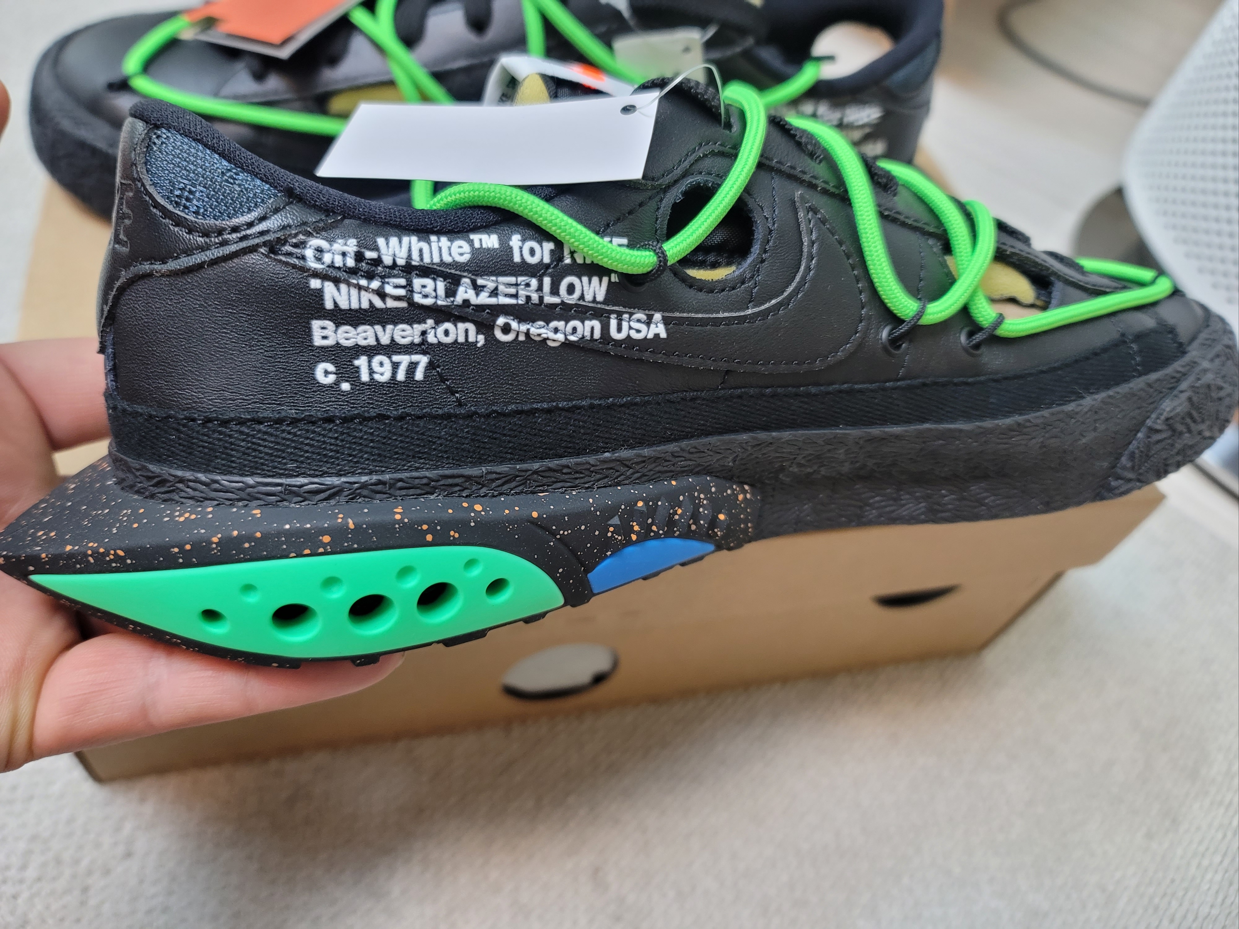 Nike x Off-White Blazer Low '77 Black and Electro Green 착용 스타일 - 4
