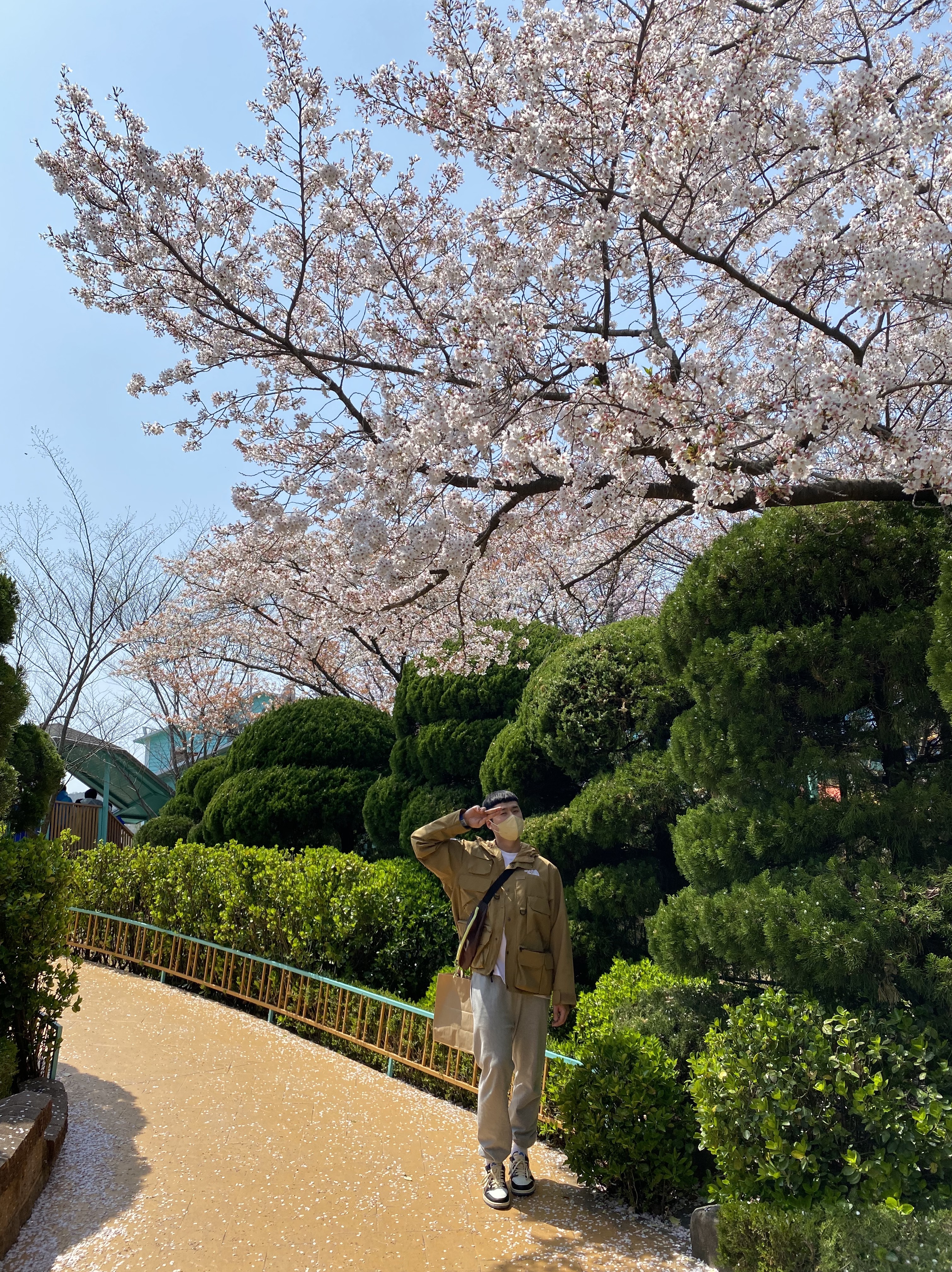 Supreme x The North Face Cargo Jacket Gold - 20SS, Jordan 1 x Travis Scott x Fragment Retro Low OG SP Military Blue 착용 스타일 - 1