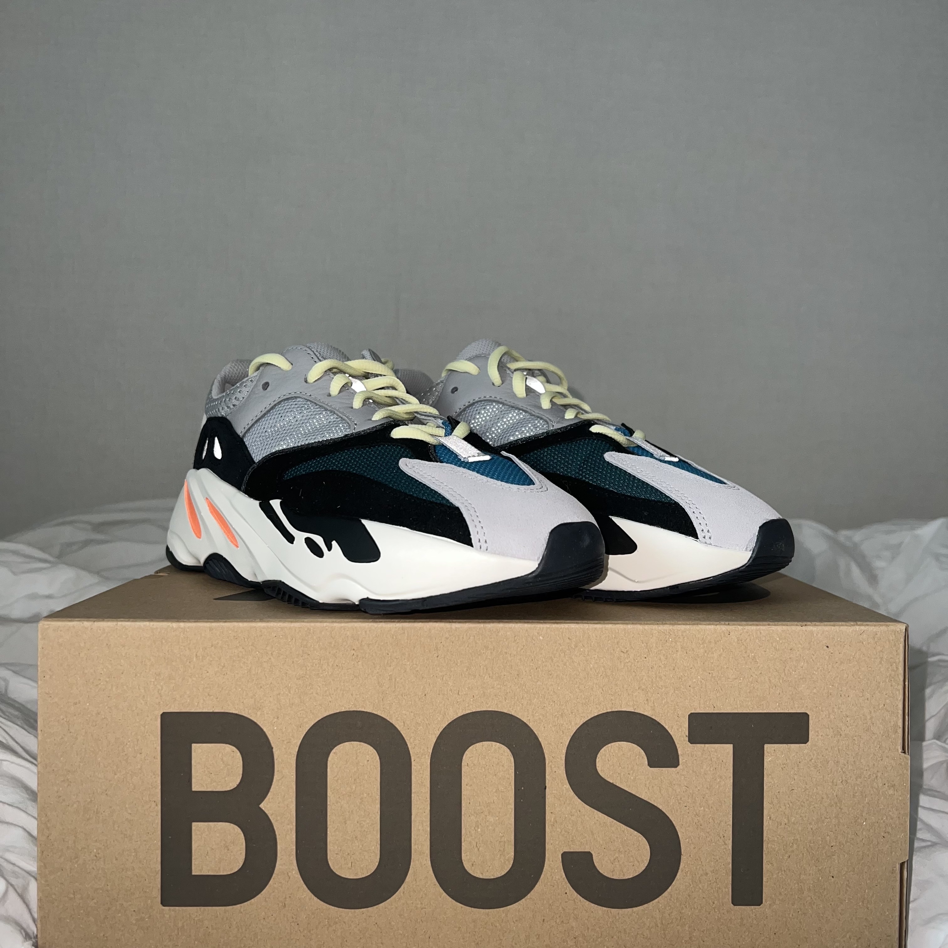 Adidas Yeezy Boost 700 Wave Runner Solid Grey 2021/2022 착용 스타일 - 2
