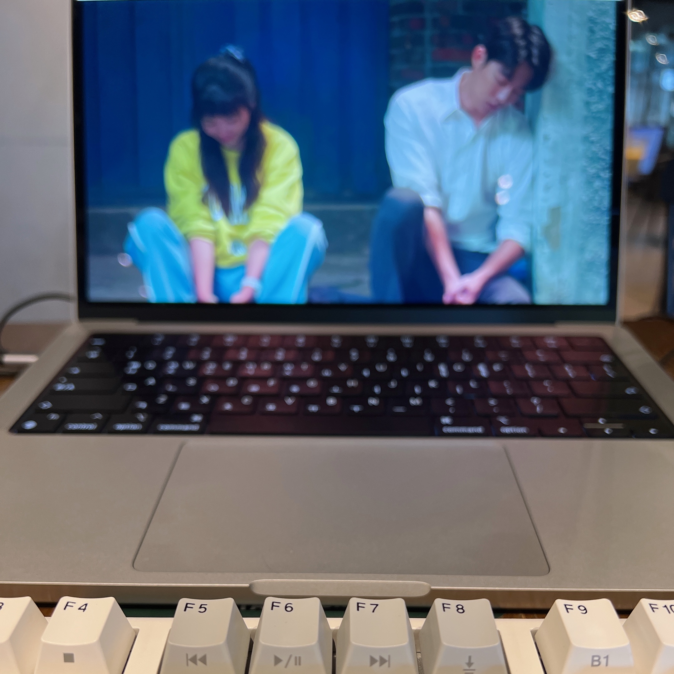 Apple 2021 MacBook Pro 14 M1 Pro 8-Core 512GB SSD / 16GB RAM Silver (Korean Ver.) 착용 스타일
