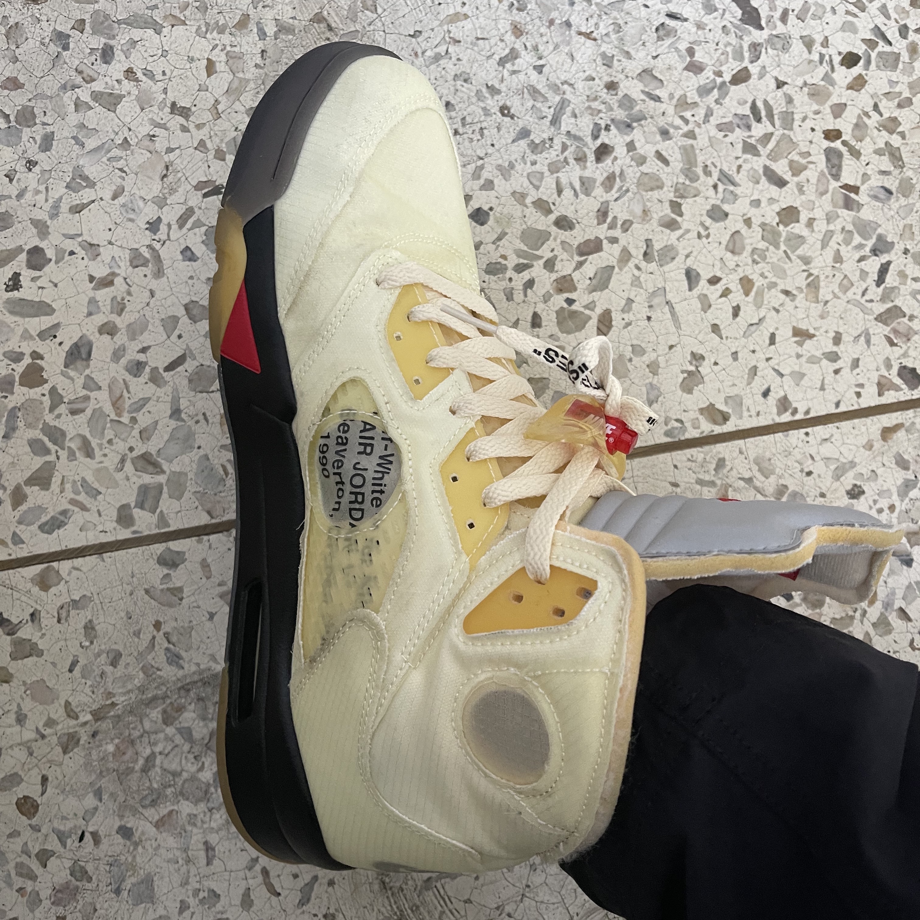 Jordan 5 x Off-White Retro SP Sail Fire Red 착용 스타일 - 2