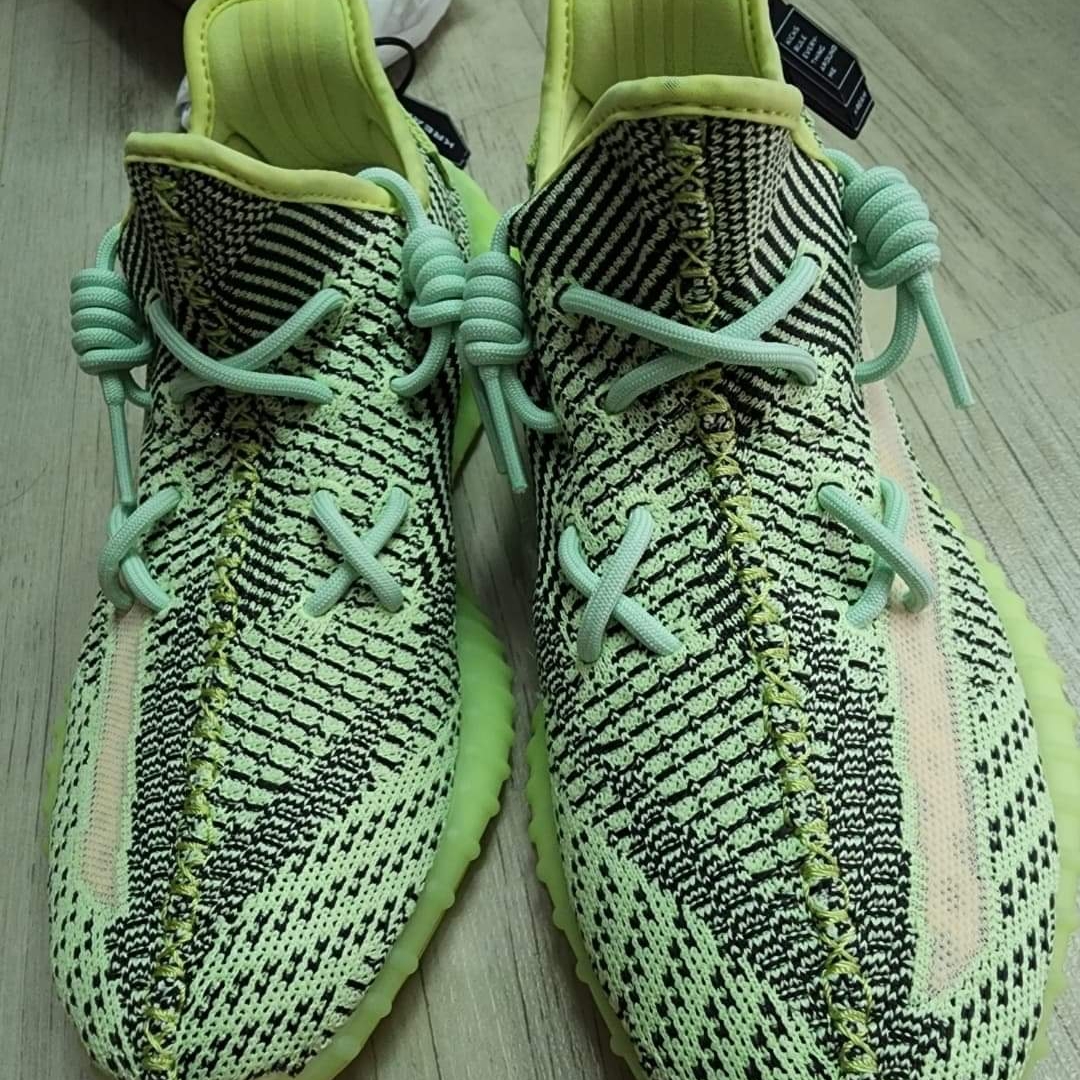 Adidas Yeezy Boost 350 V2 Yeezreel - Non-Reflective 착용 스타일
