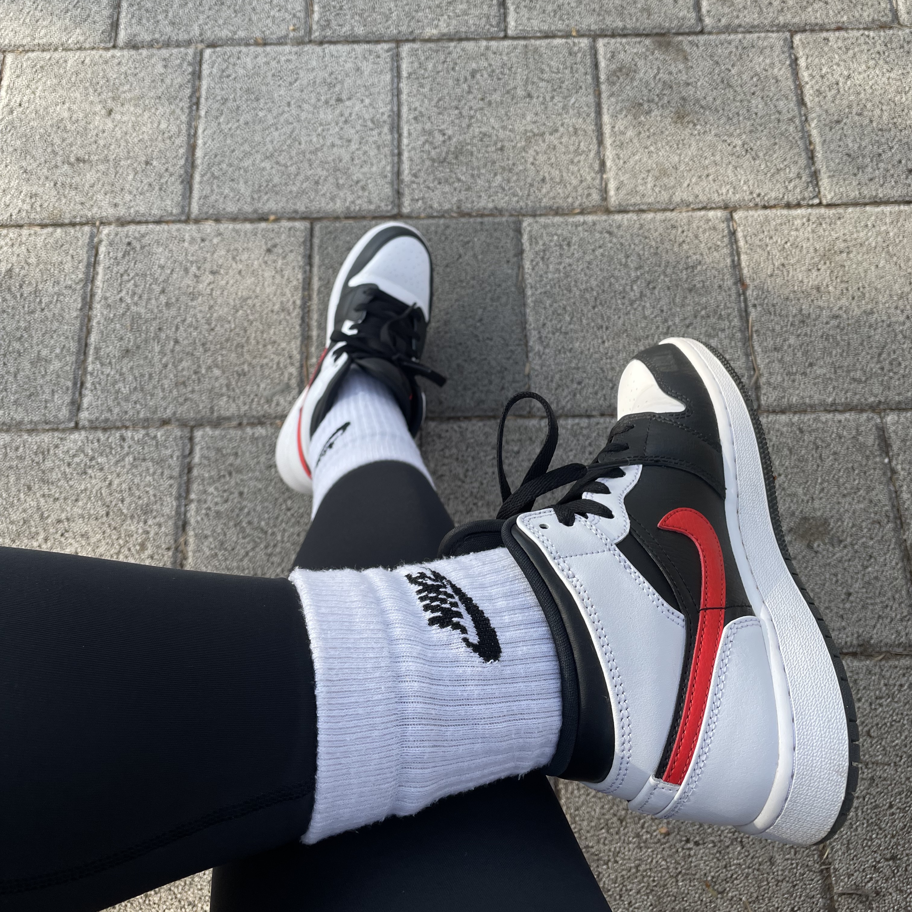 (GS) Jordan 1 Mid Black Chile Red 착용 스타일