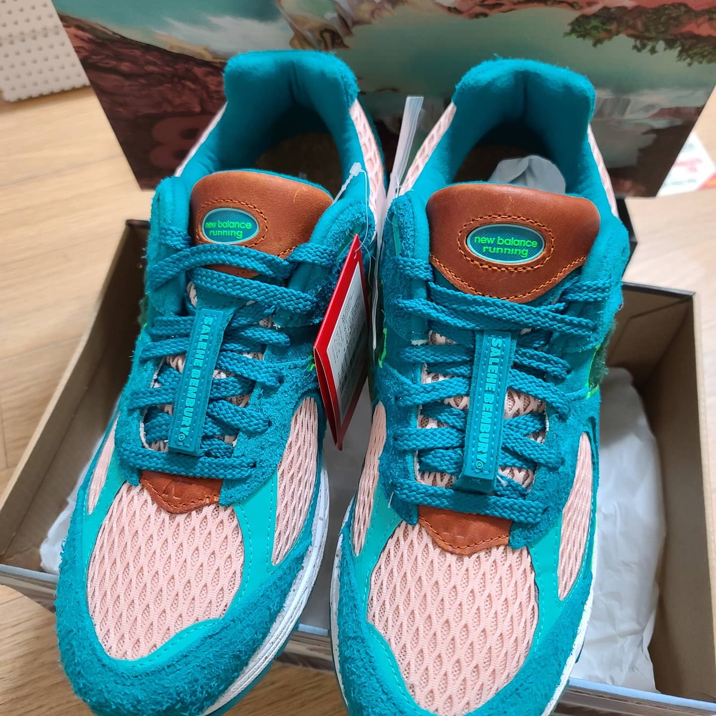 New Balance x Salehe Bembury 2002R Water Be The Guide 착용 스타일 - 3