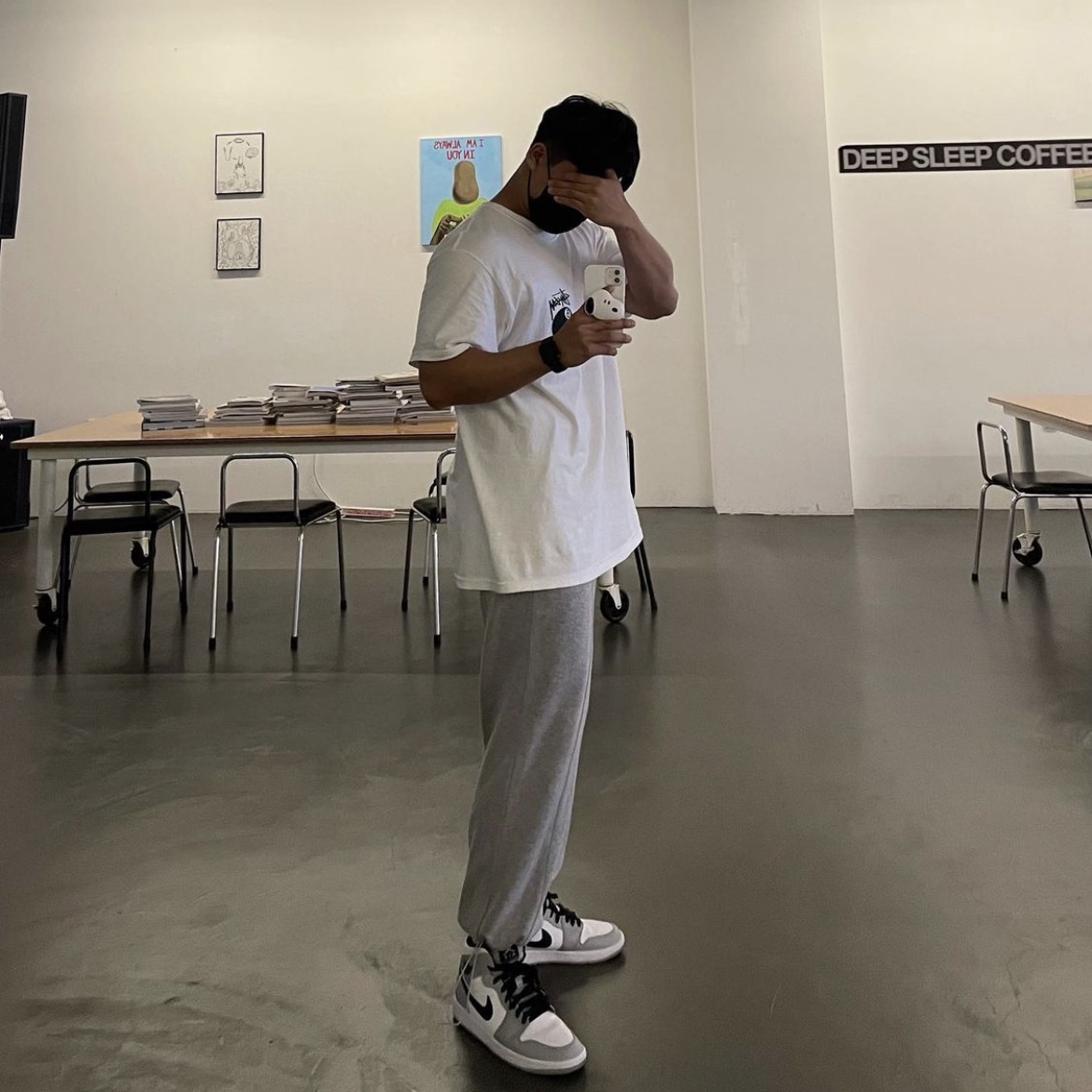 Jordan 1 Mid Light Smoke Grey, Stussy 8 Ball T-Shirt White - 22SS 착용 스타일