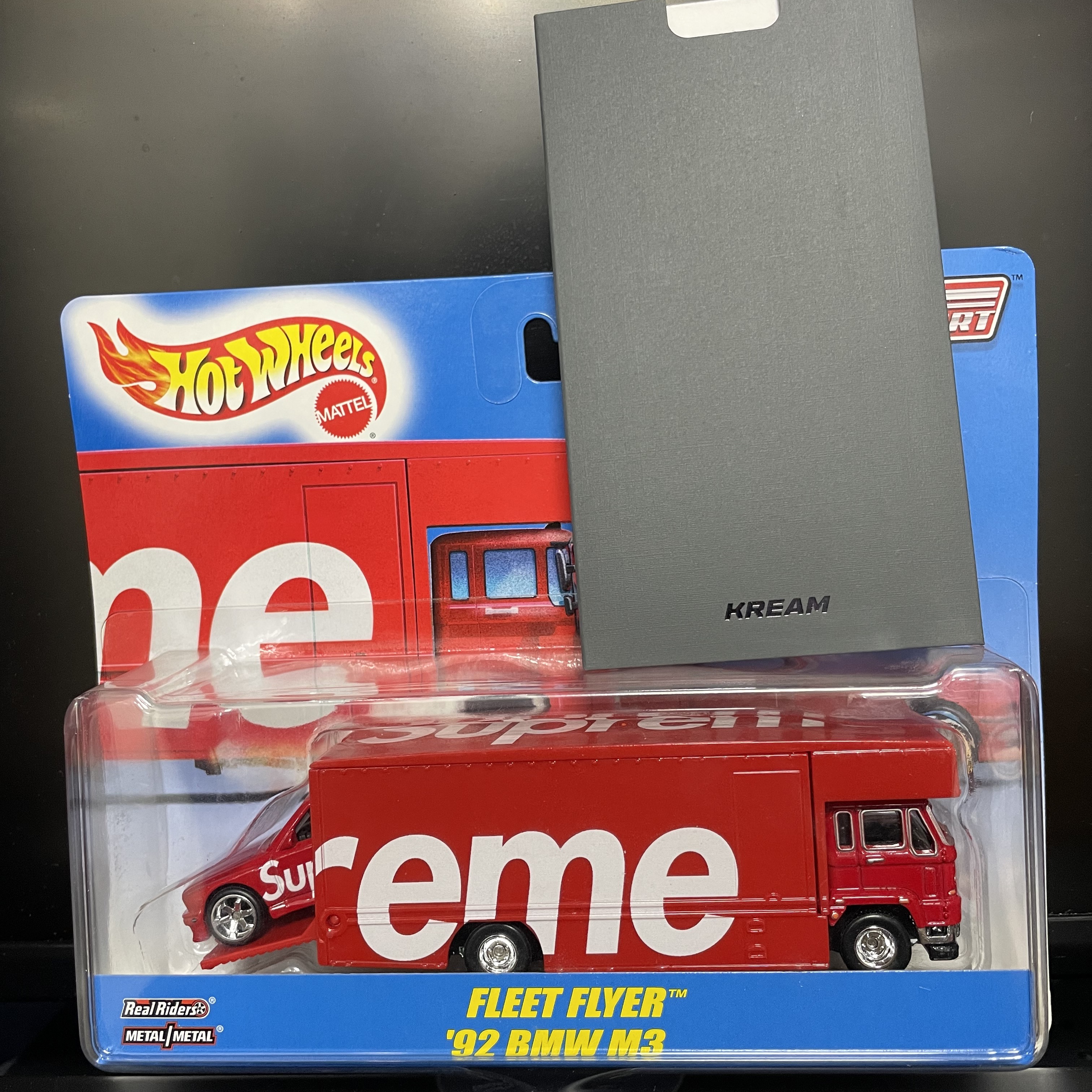 Hot Wheels x Supreme Fleet Flyer + 1992 BMW M3 Red - 19SS 착용 스타일 - 3