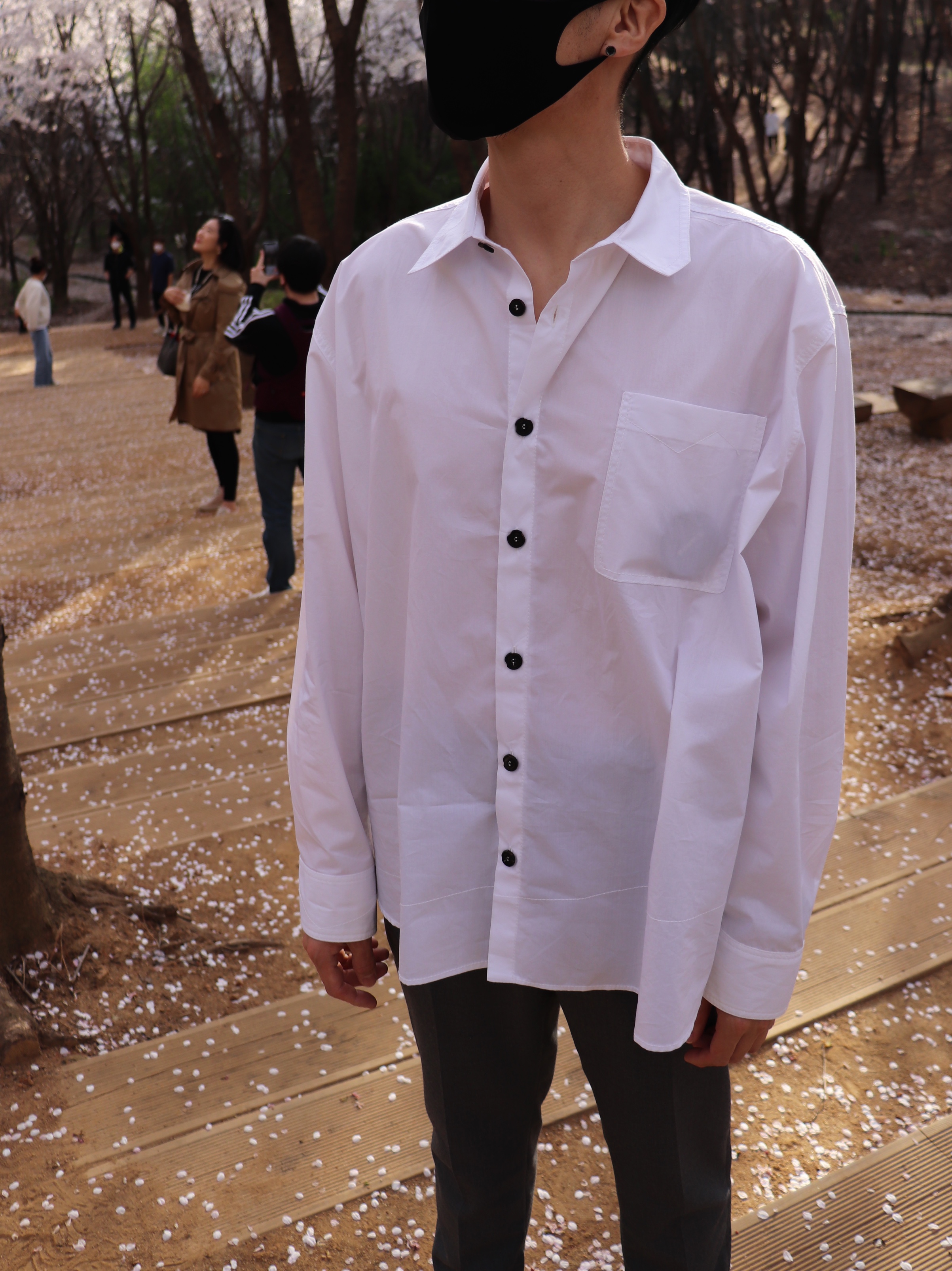 Zara x Ader Error Oversized Shirt White 착용 스타일 - 3