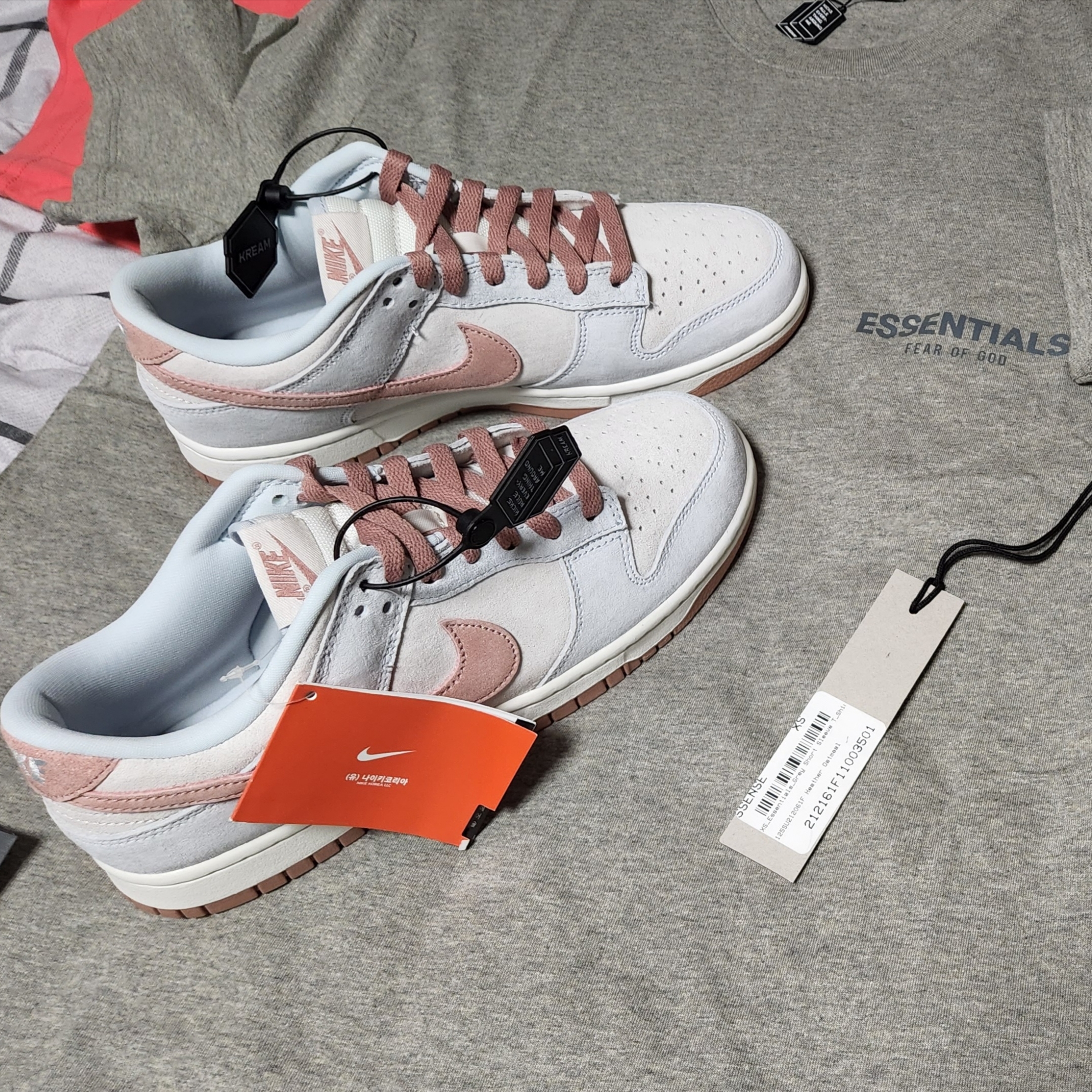 Nike Dunk Low Retro PRM Fossil Rose, Essentials The Core Collection T-Shirt Heather Oatmeal 착용 스타일