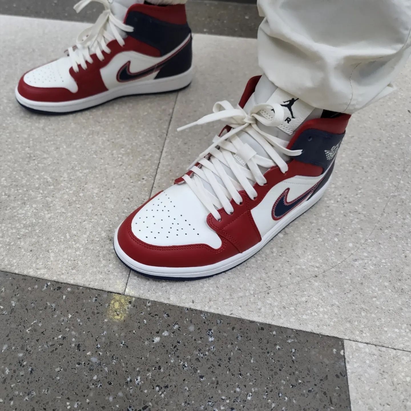 (W) Jordan 1 Mid SE Gym Red Midnight Navy 착용 스타일 - 3