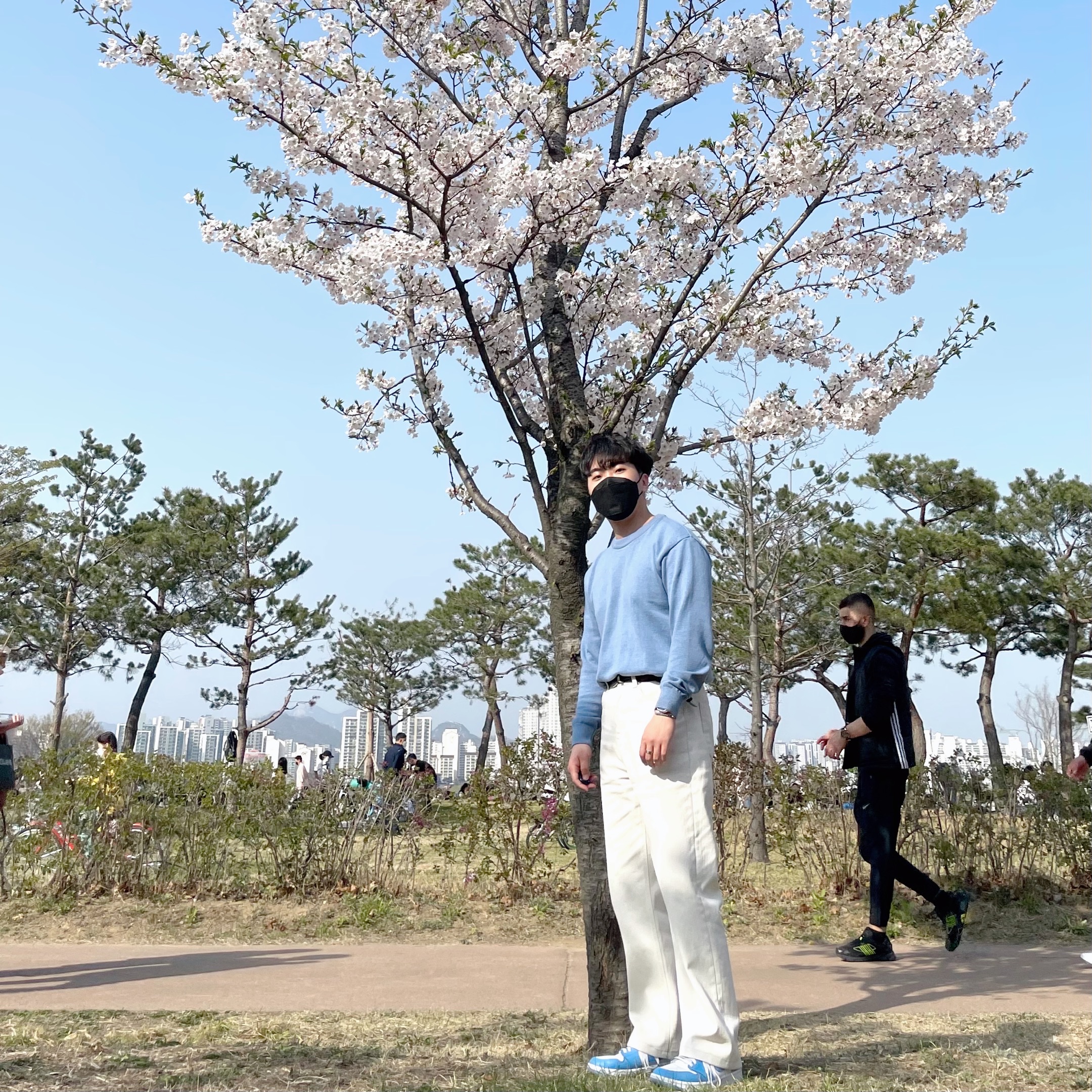 Jordan 1 Low Golf White and University Blue 착용 스타일