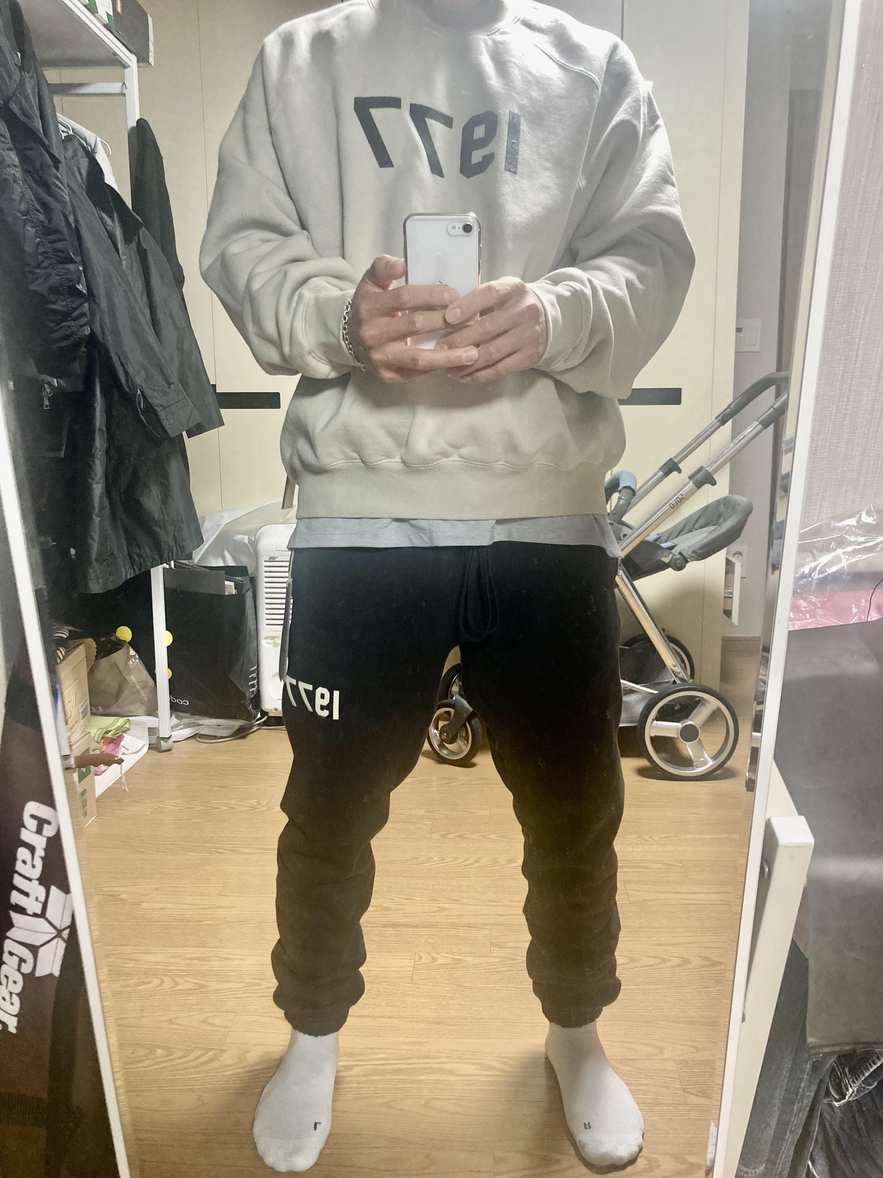Essentials 1977 Crewneck Sweatshirt Wheat - 22SS, Essentials 1977 Sweatpants Iron - 22SS 착용 스타일