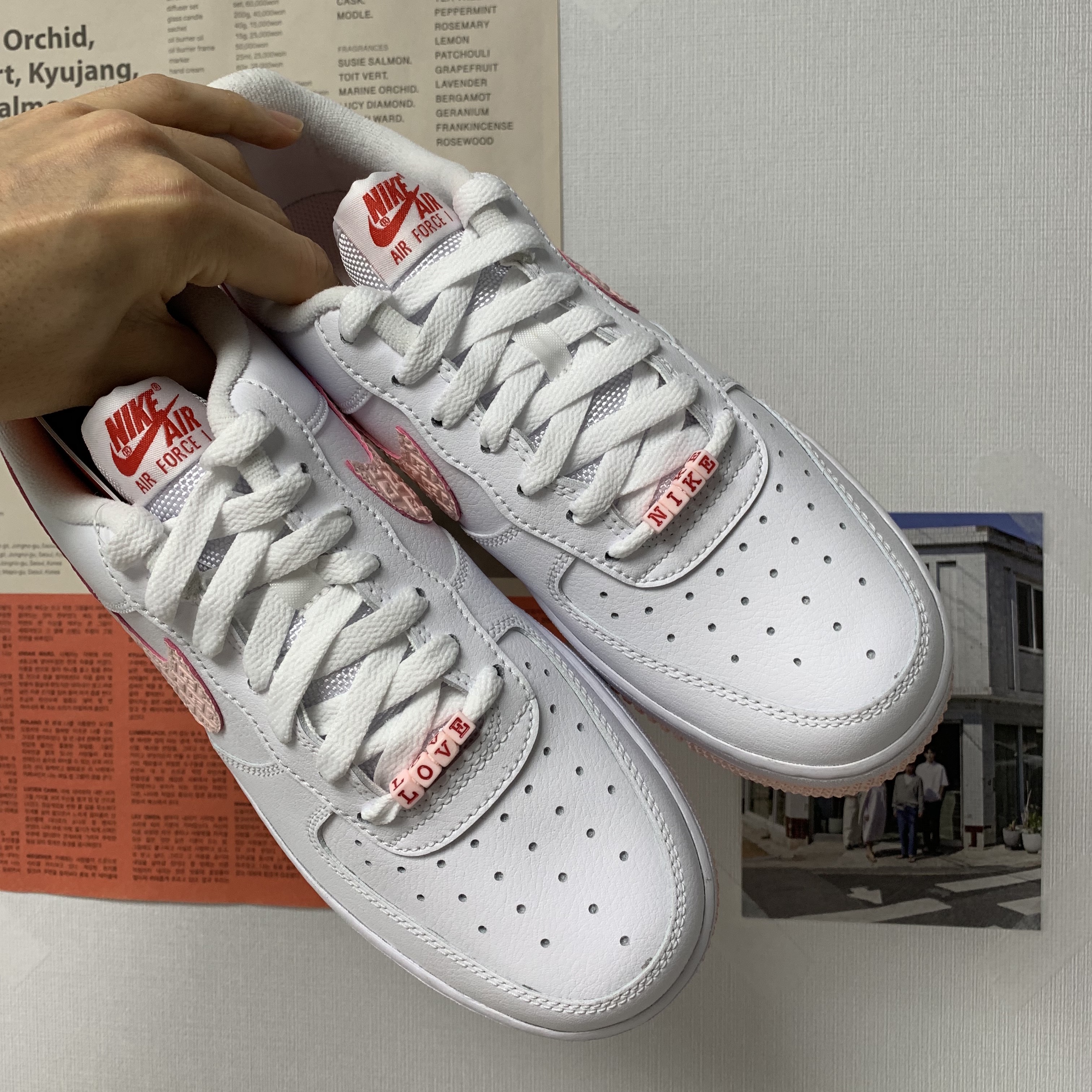 (W) Nike Air Force 1 '07 Valentine Day 2022, Nike Air Force 1 '07 Valentine's Day 2022 착용 스타일 - 1