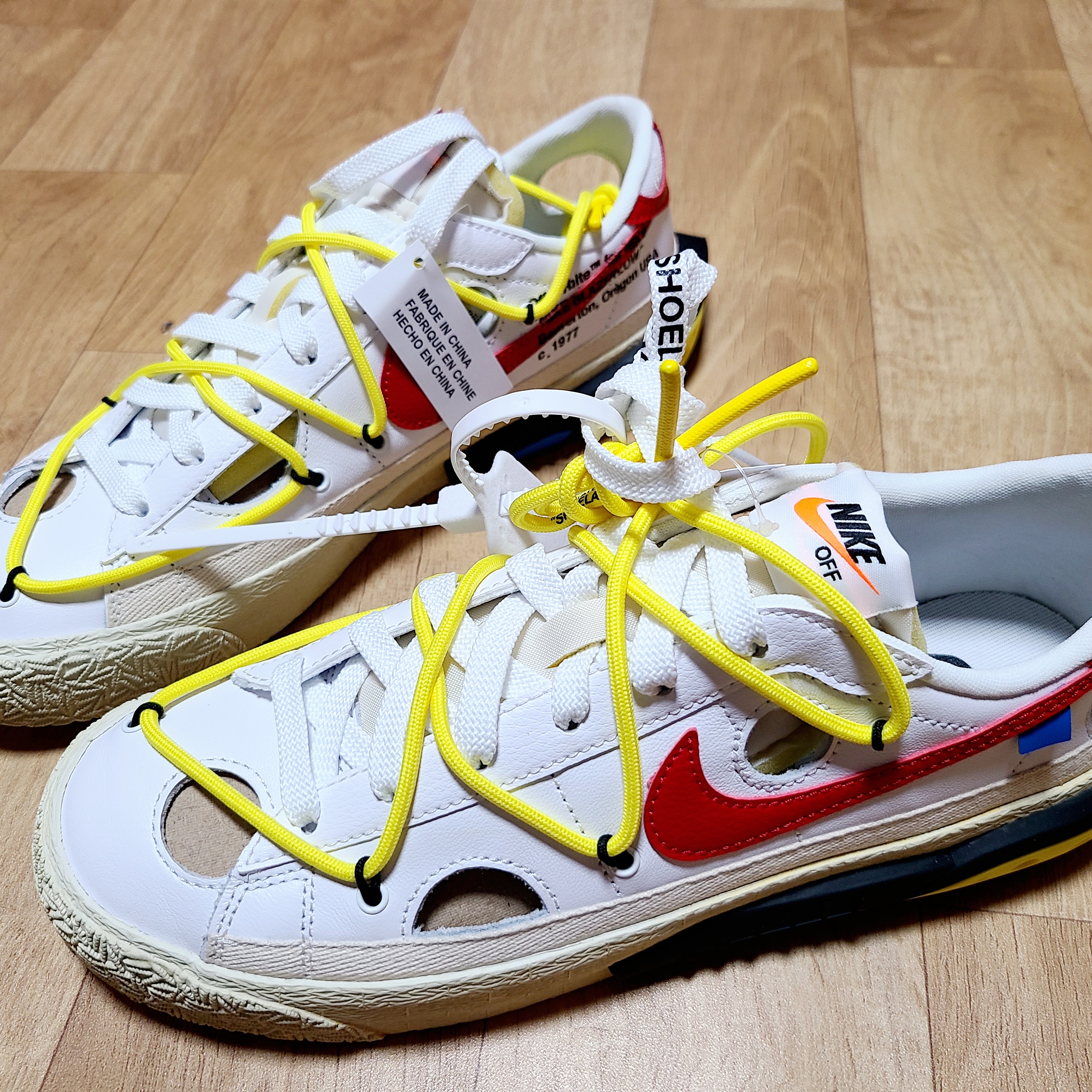 Nike x Off-White Blazer Low '77 White and University Red 착용 스타일
