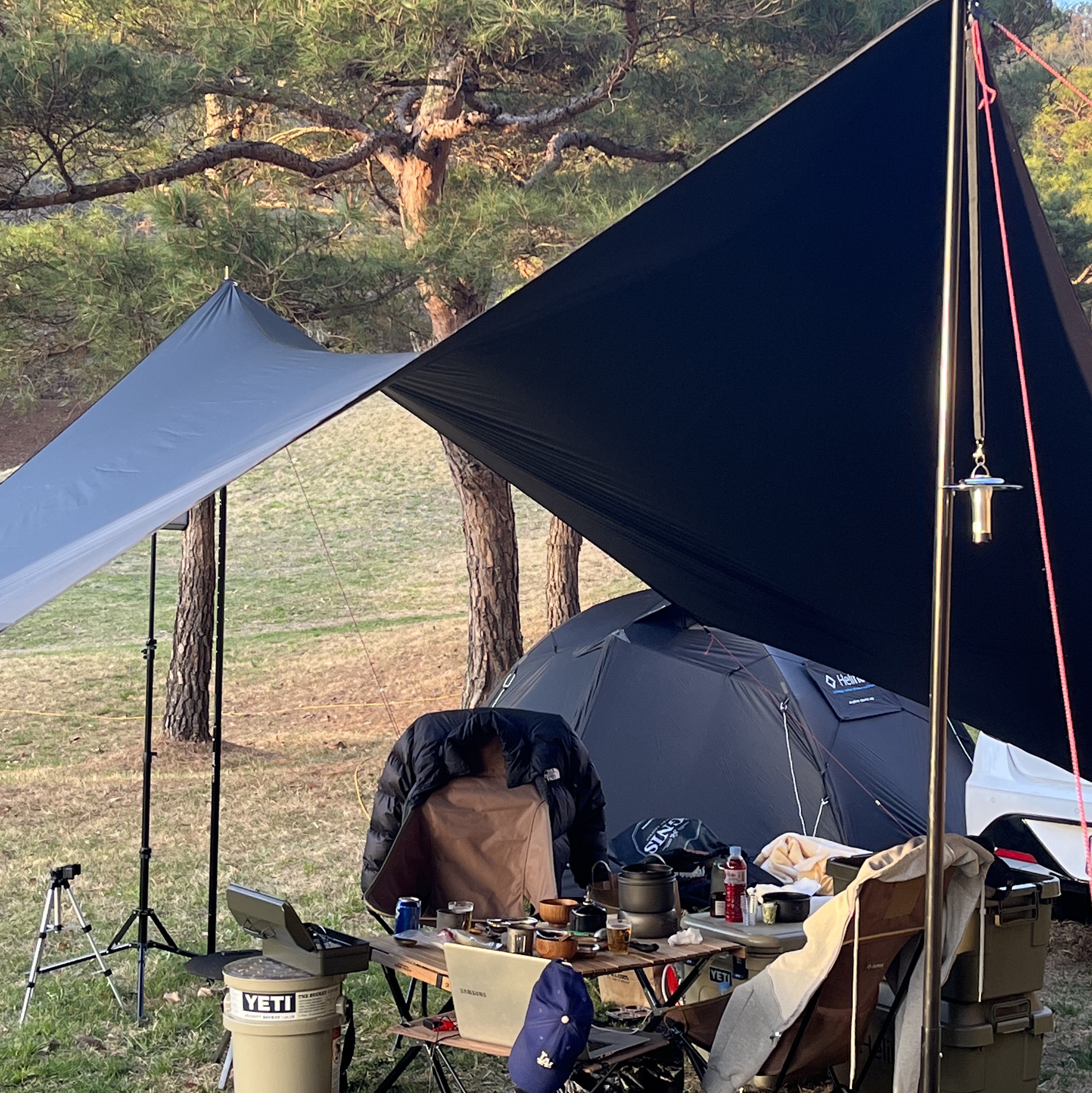 The North Face 1996 Eco Nuptse Jacket Black, Helinox Tactical Sunset Chair Coyote Tan 착용 스타일