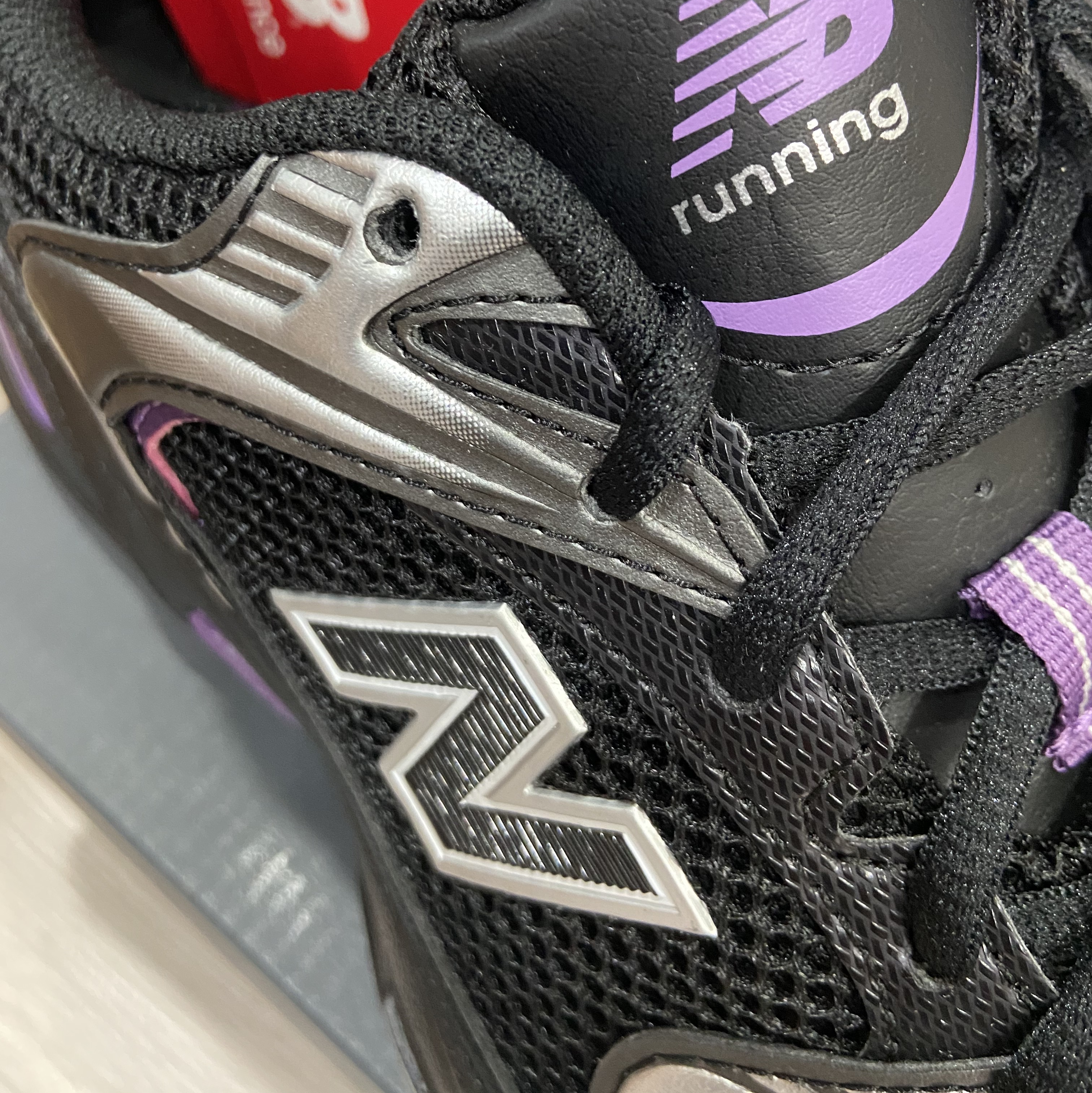 New Balance 530 Black Purple 착용 스타일