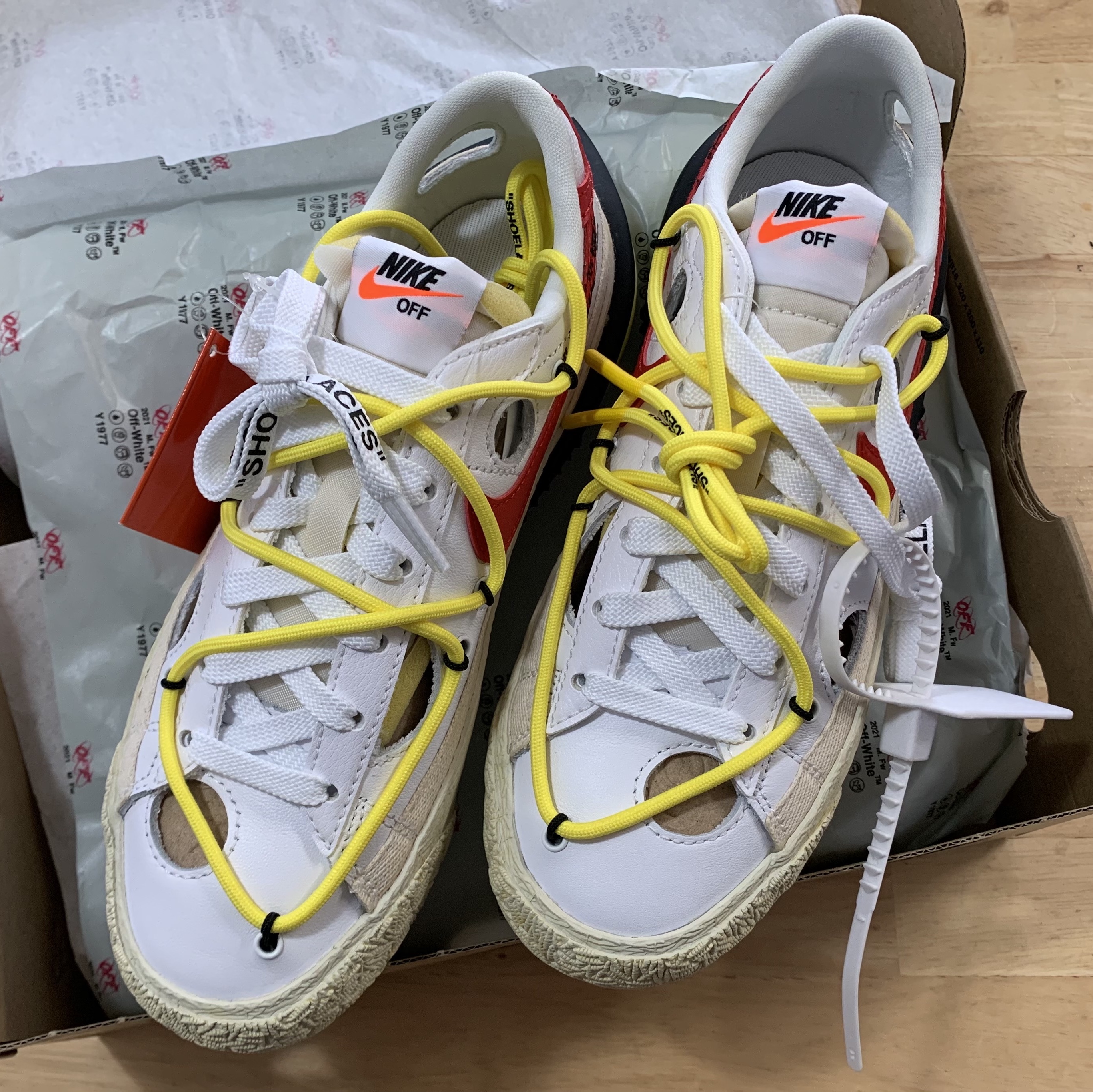 Nike x Off-White Blazer Low '77 White and University Red 착용 스타일 - 4