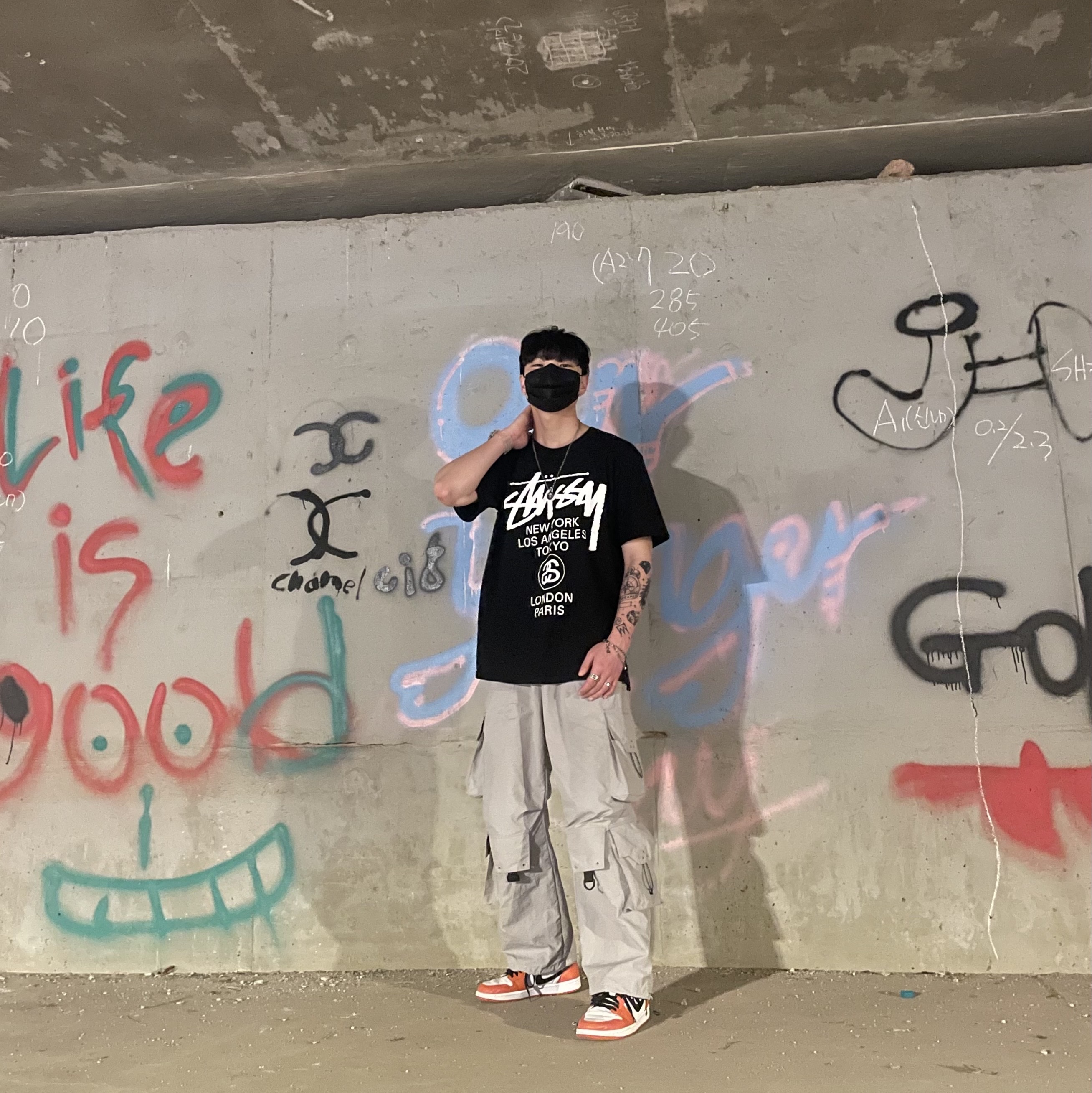 Jordan 1 Low OG Starfish, Stussy World Tour T-Shirt Black 착용 스타일