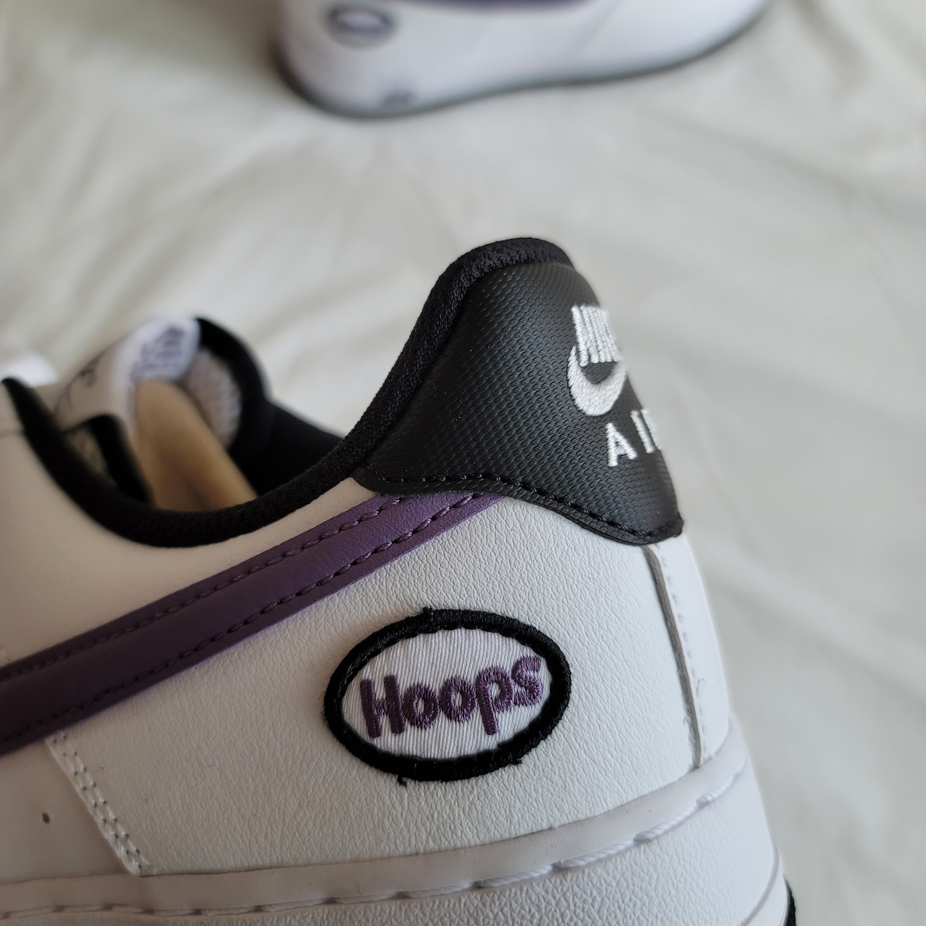 Nike Air Force 1 '07 LV8 Hoops White Canyon Purple 착용 스타일 - 3