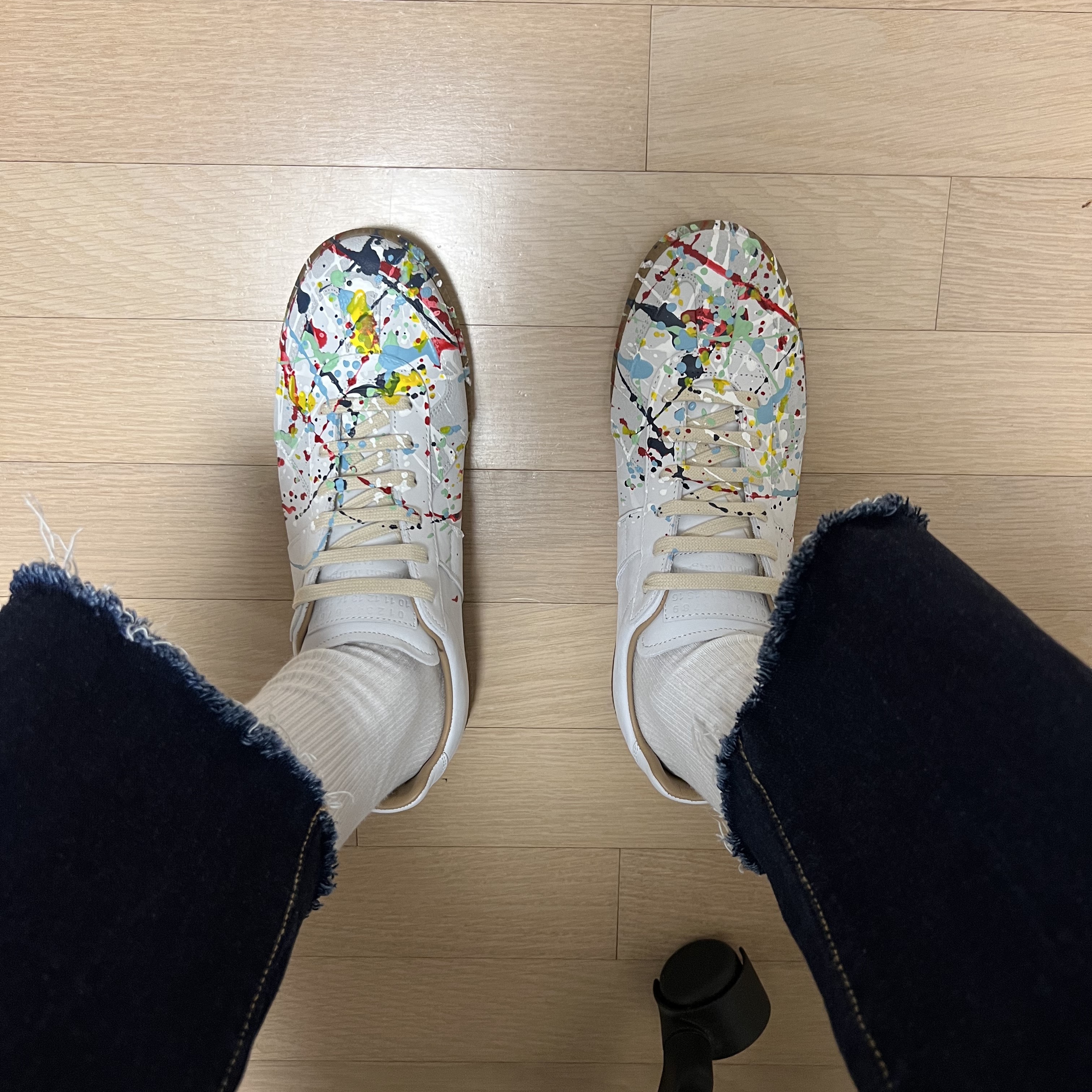 Maison Margiela Replica Paint Drop Sneakers 착용 스타일