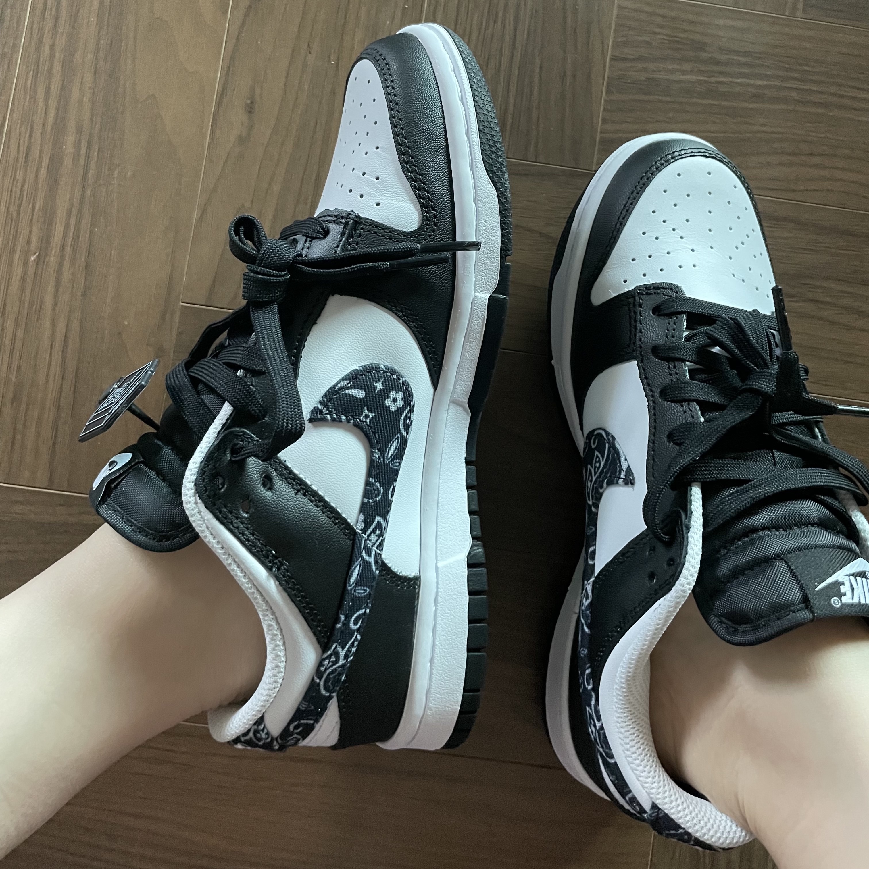 (W) Nike Dunk Low Essential Black Paisley 착용 스타일