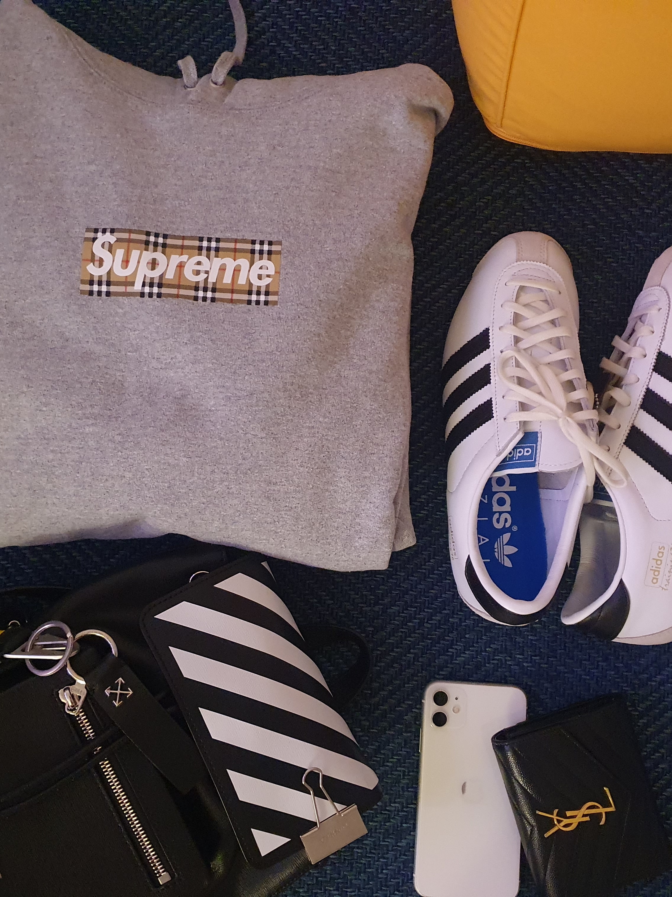 Supreme x Burberry Box Logo Hooded Sweatshirt Heather Grey - 22SS, Saint Laurent Cassandre Matelasse Compact Tri-Fold Wallet in Grain de Poudre Embossed Leather Black 착용 스타일 - 3
