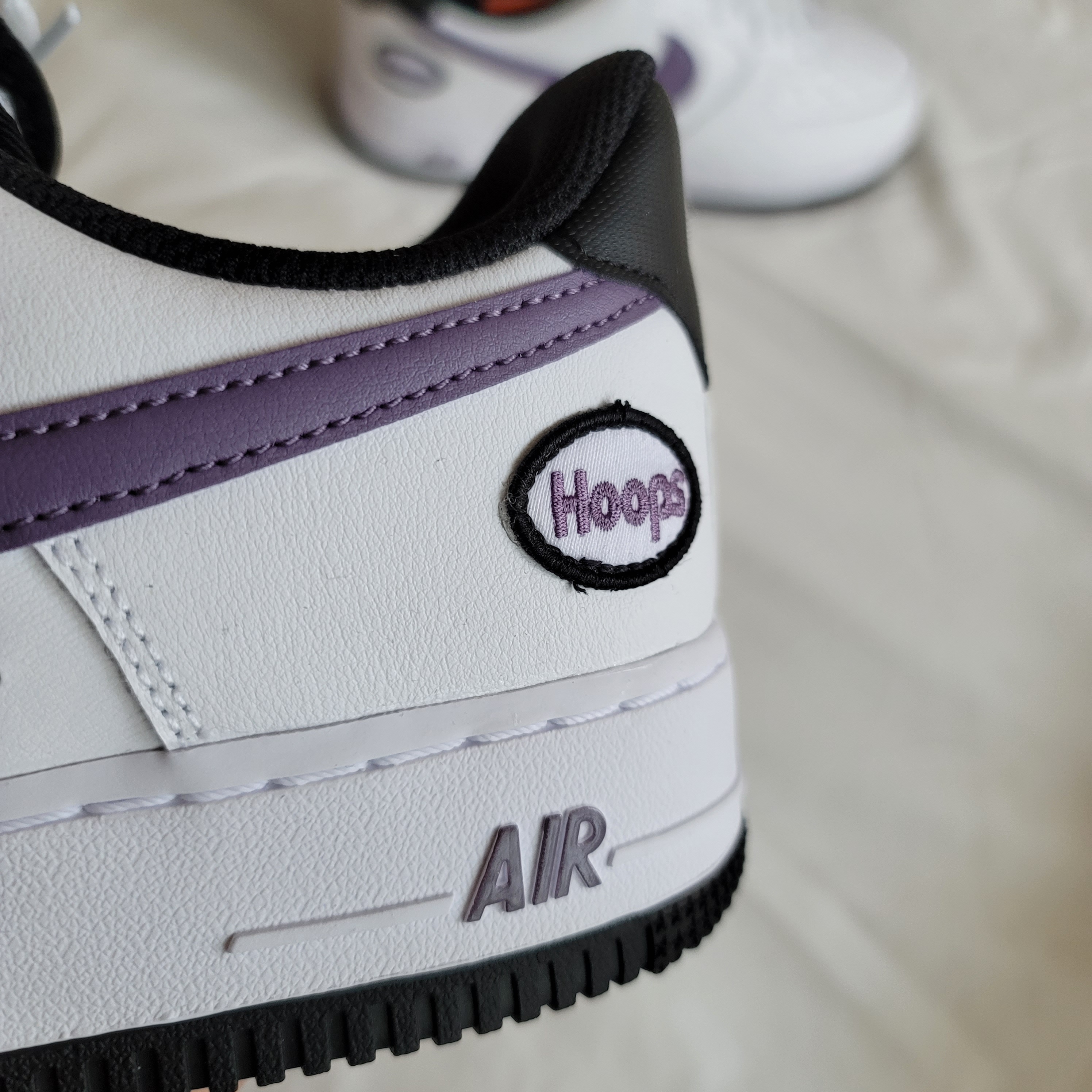 Nike Air Force 1 '07 LV8 Hoops White Canyon Purple 착용 스타일 - 2