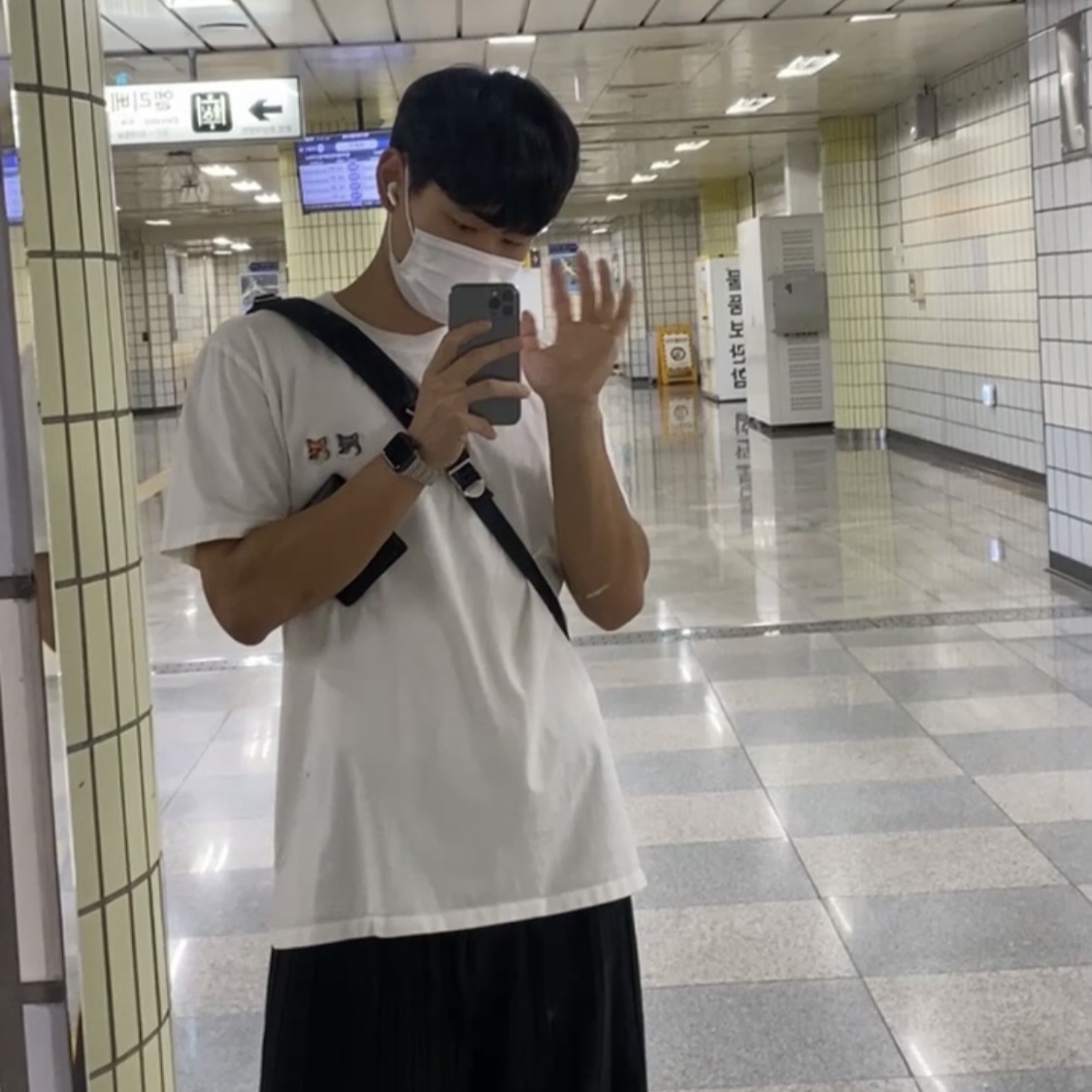 Apple AirPods Pro with MagSafe Charging Case (Korean Ver.), Apple Watch Nike SE 44mm GPS Space Gray Aluminum Case with Nike Sport Band Anthracite Black (Korean Ver.) 착용 스타일