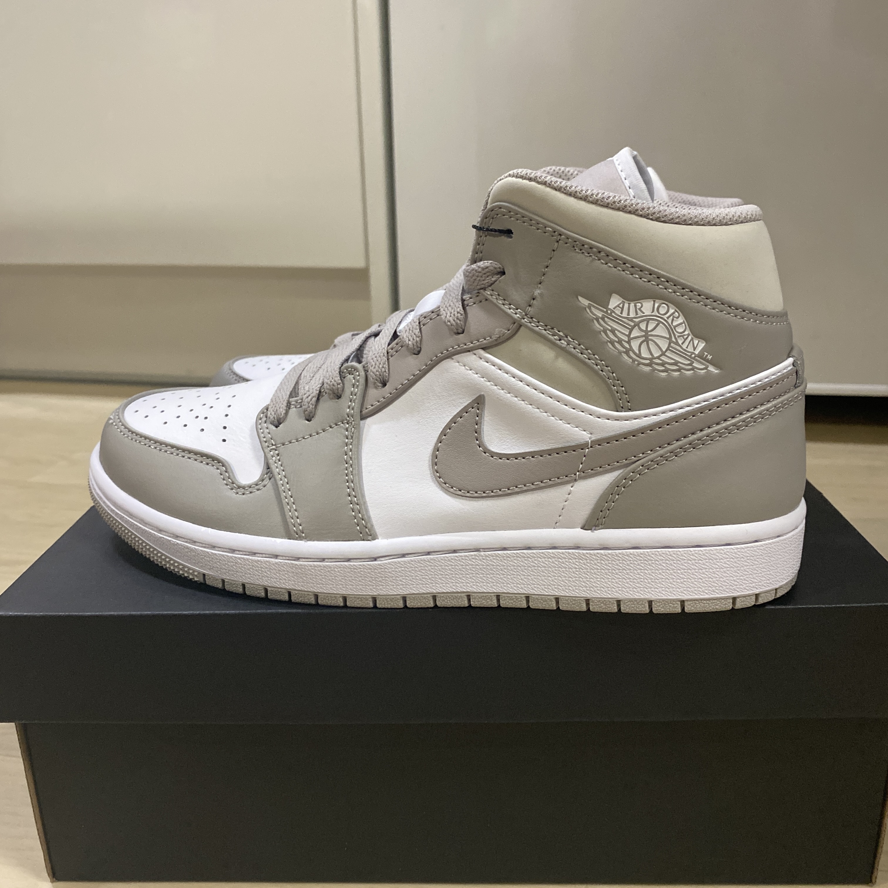 Jordan 1 Mid College Grey 착용 스타일 - 2