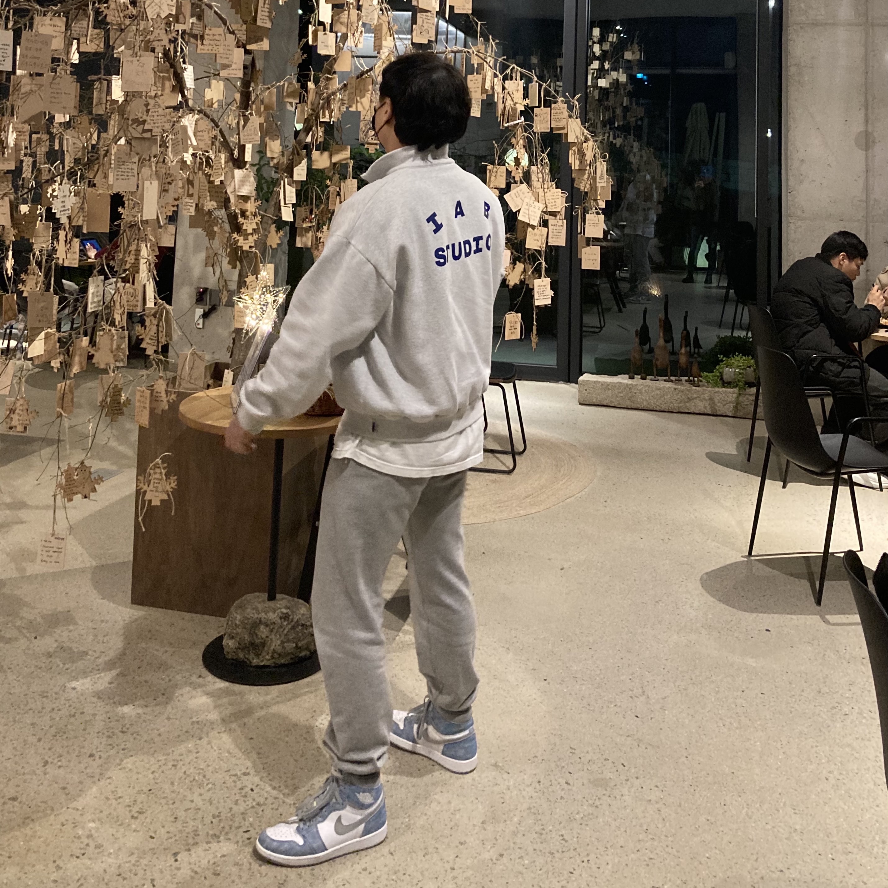 Jordan 1 Retro High OG Hyper Royal, IAB Studio Half Zip Pullover Light Gray 착용 스타일 - 1