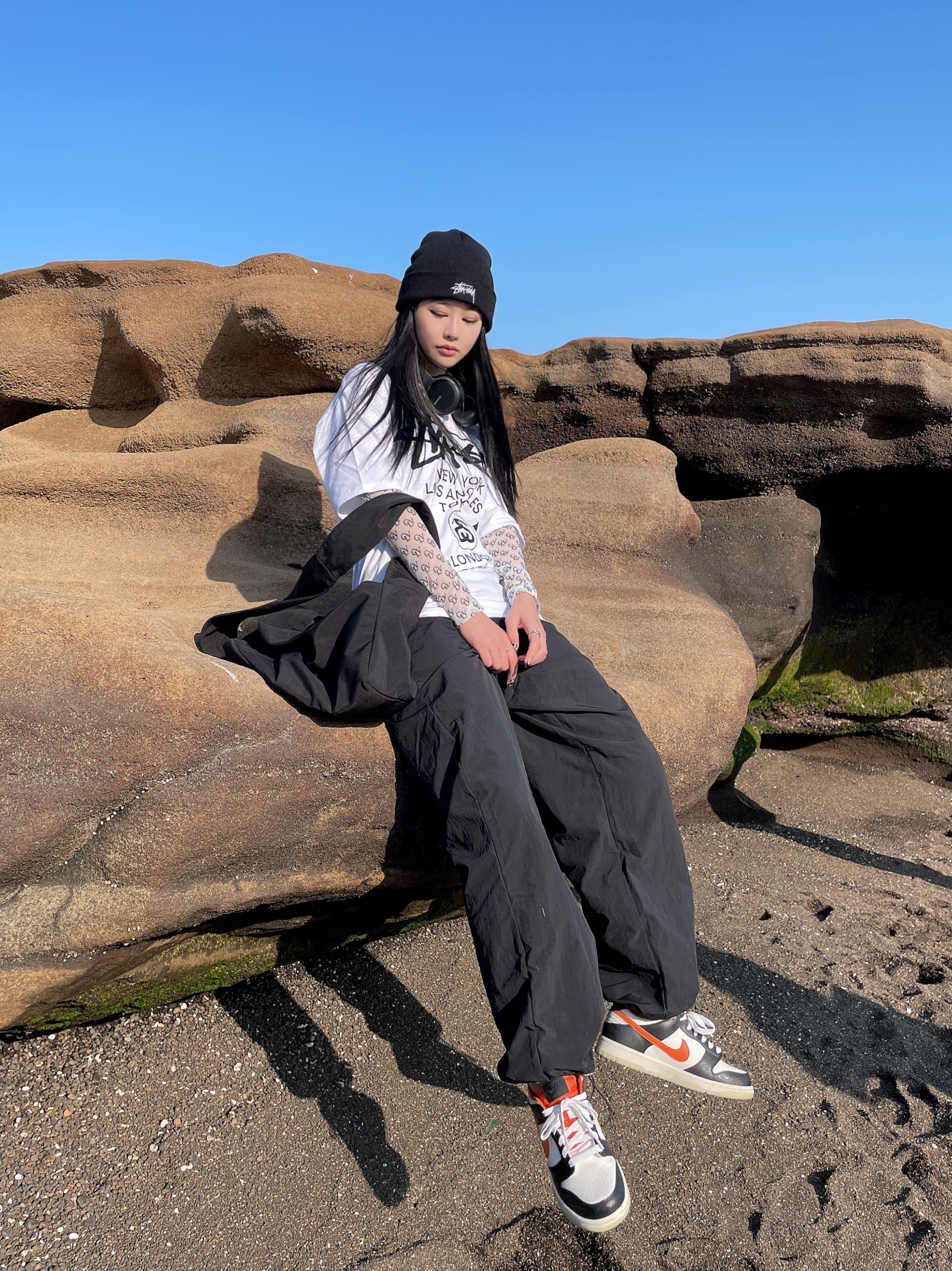 Stussy World Tour T-Shirt White, Stussy Stock Cuff Beanie Black 착용 스타일 - 1