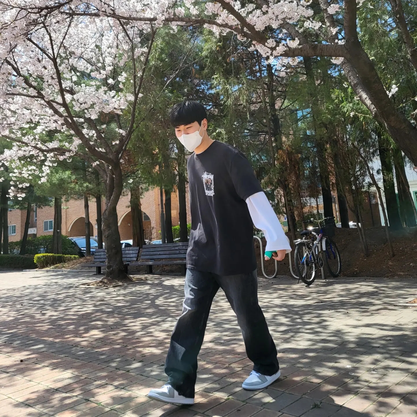 Jordan 1 Mid Light Smoke Grey Anthracite, Stussy Camellias Pig. Dyed T-Shirt Black 착용 스타일 - 2